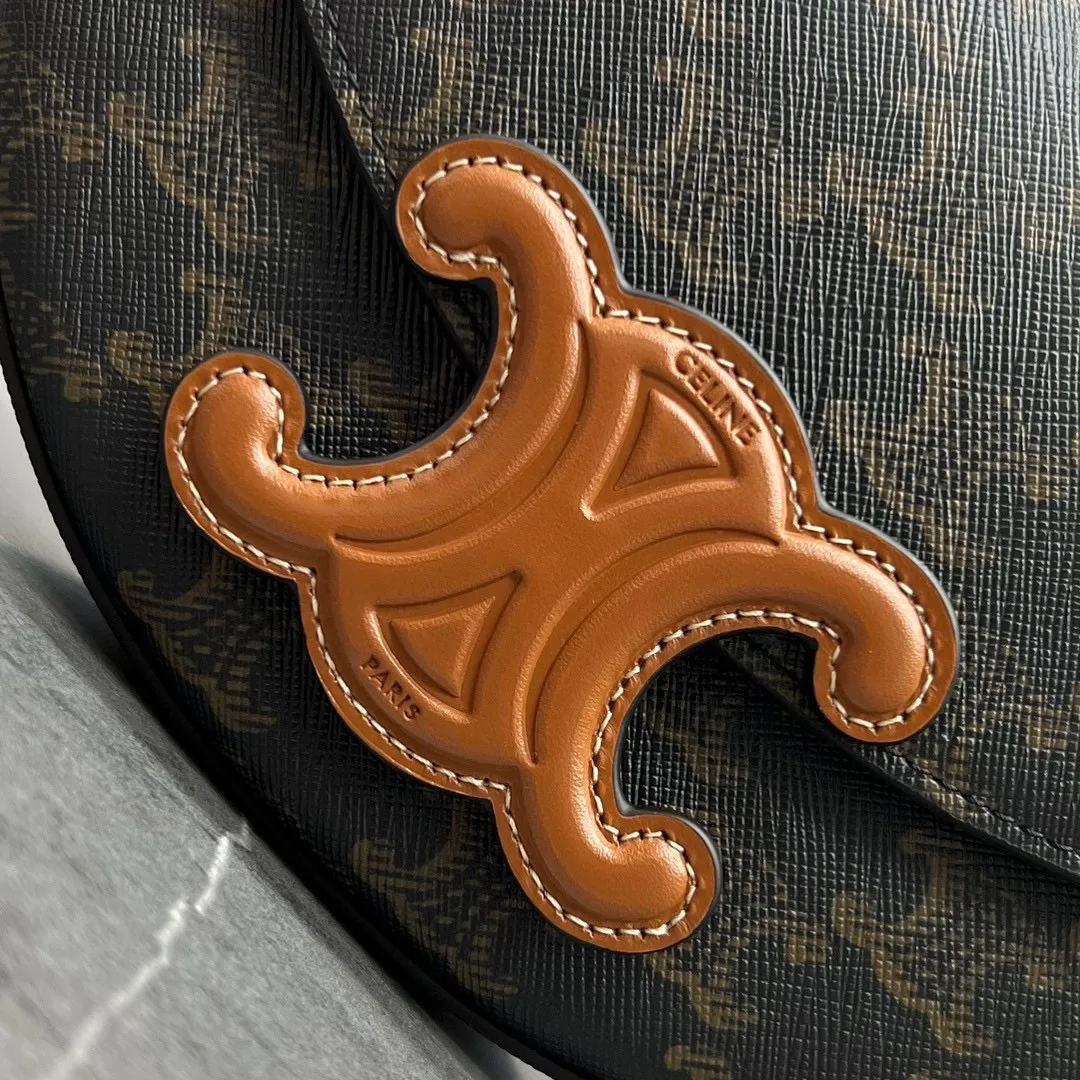 New product online 🅰️🅰️ Celine 2022 winter show model Basace Arc de Triomphe ~ Moon bag, half-moon body ➕ Snap-embossed Arc de Triomphe Logo leather buckle, very design, literary and artistic, also very light and cute, long shoulder strap, comfortable crossbody‼ ️ Style: Gentle and cute, retro literature and art, suitable for fashionistas 🉑️ Capacity: enough for daily outings 👌 Style number: 111233 Size: 23～13.5～6 Material brown