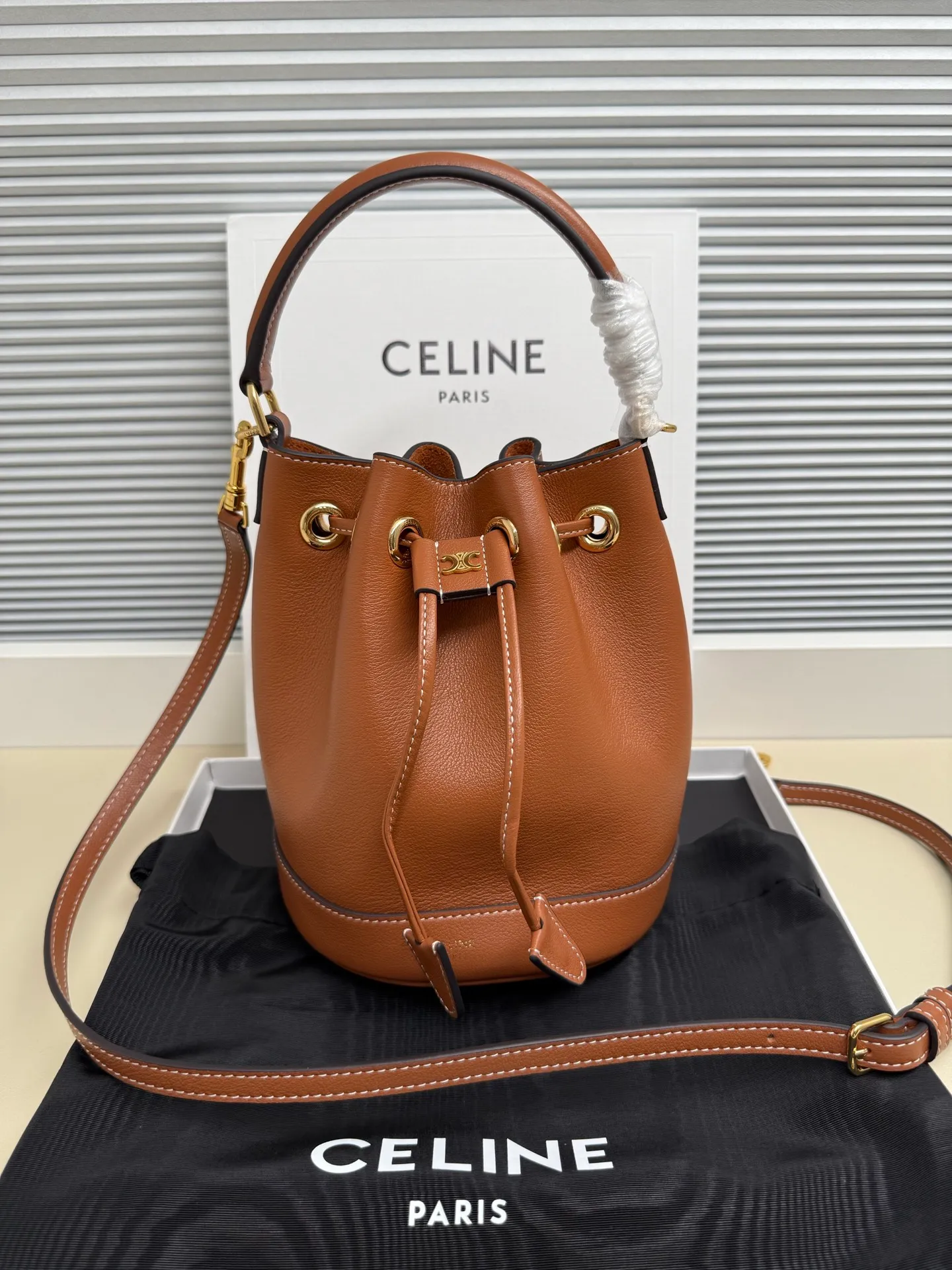 750. 🆕New bucket bag💋Drawstring design, two colors available Clara💄Takeaway bucket Has the casual silhouette of a bucket bag. The drawstring design adds playfulness and privacy. 💯Good capacity to hold 250ml of mineral water. 1 main compartment 1 leather handle, length (7cm) 1 detachable and adjustable shoulder strap, minimum length (41cm), maximum length (48cm) Dimensions: (16 X 19 X 16 cm) No.: 121673
