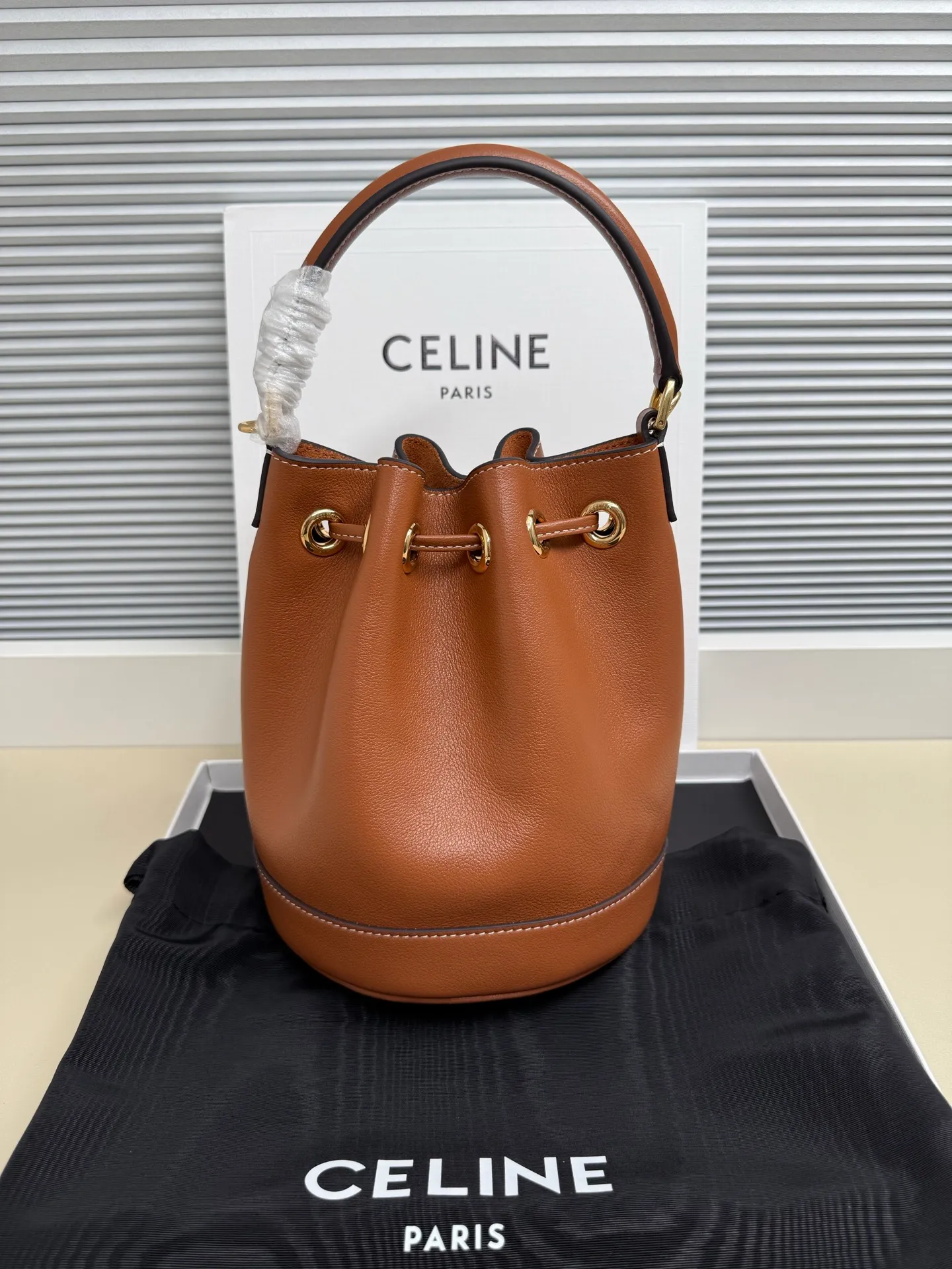 750. 🆕New bucket bag💋Drawstring design, two colors available Clara💄Takeaway bucket Has the casual silhouette of a bucket bag. The drawstring design adds playfulness and privacy. 💯Good capacity to hold 250ml of mineral water. 1 main compartment 1 leather handle, length (7cm) 1 detachable and adjustable shoulder strap, minimum length (41cm), maximum length (48cm) Dimensions: (16 X 19 X 16 cm) No.: 121673