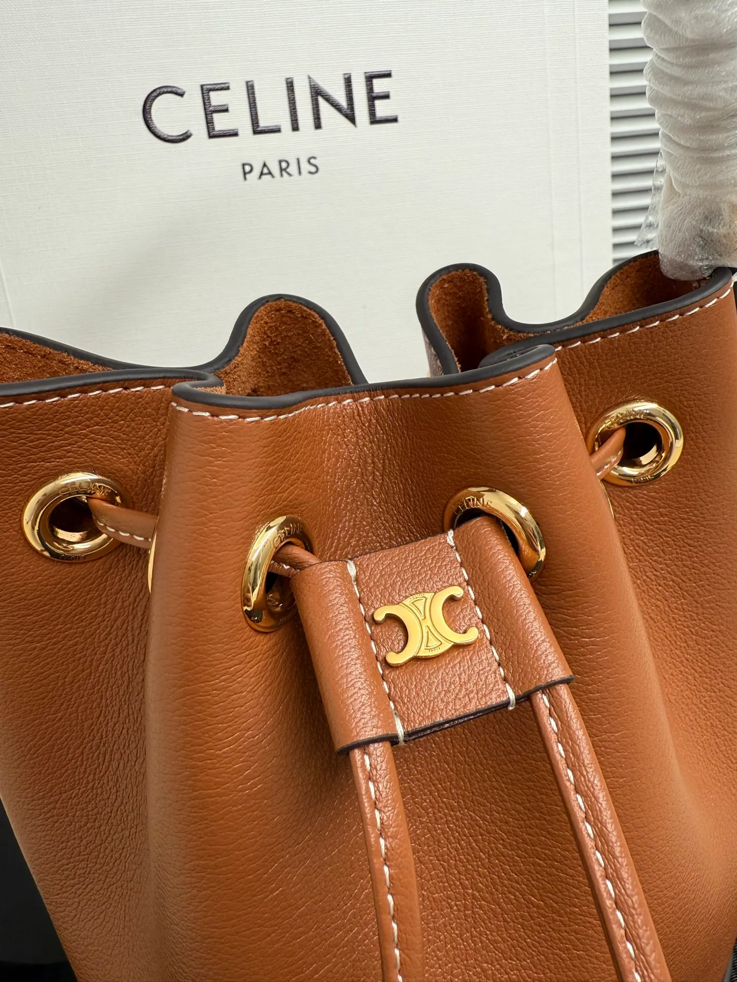 750. 🆕New bucket bag💋Drawstring design, two colors available Clara💄Takeaway bucket Has the casual silhouette of a bucket bag. The drawstring design adds playfulness and privacy. 💯Good capacity to hold 250ml of mineral water. 1 main compartment 1 leather handle, length (7cm) 1 detachable and adjustable shoulder strap, minimum length (41cm), maximum length (48cm) Dimensions: (16 X 19 X 16 cm) No.: 121673