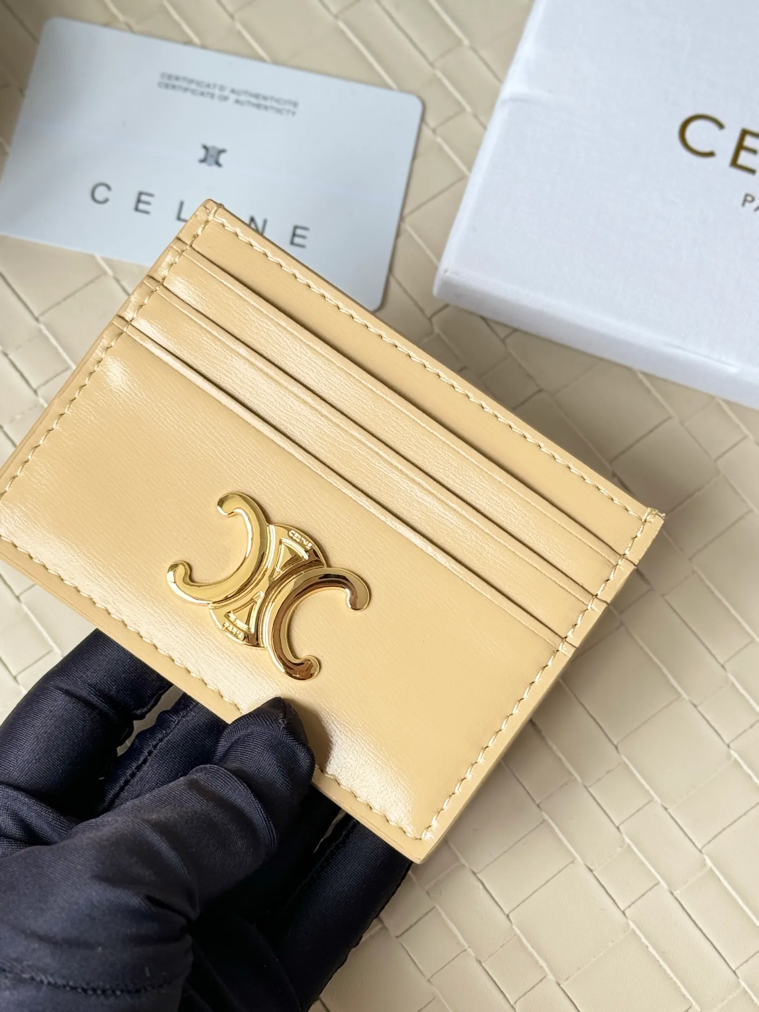 💰100 super mini card holder CELINE's new embossed logo card holder, made of first-layer cowhide, two card slots + one middle pocket Style number: 10L833 Size: 10.5×7cm
