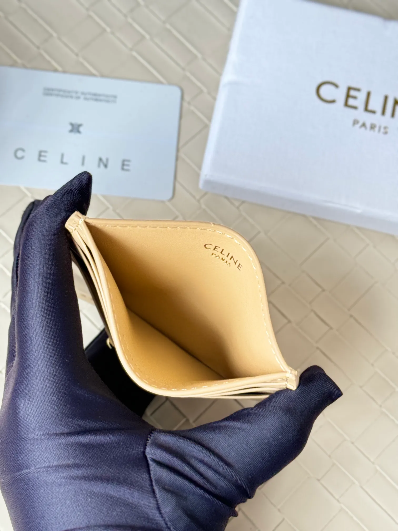 💰100 super mini card holder CELINE's new embossed logo card holder, made of first-layer cowhide, two card slots + one middle pocket Style number: 10L833 Size: 10.5×7cm