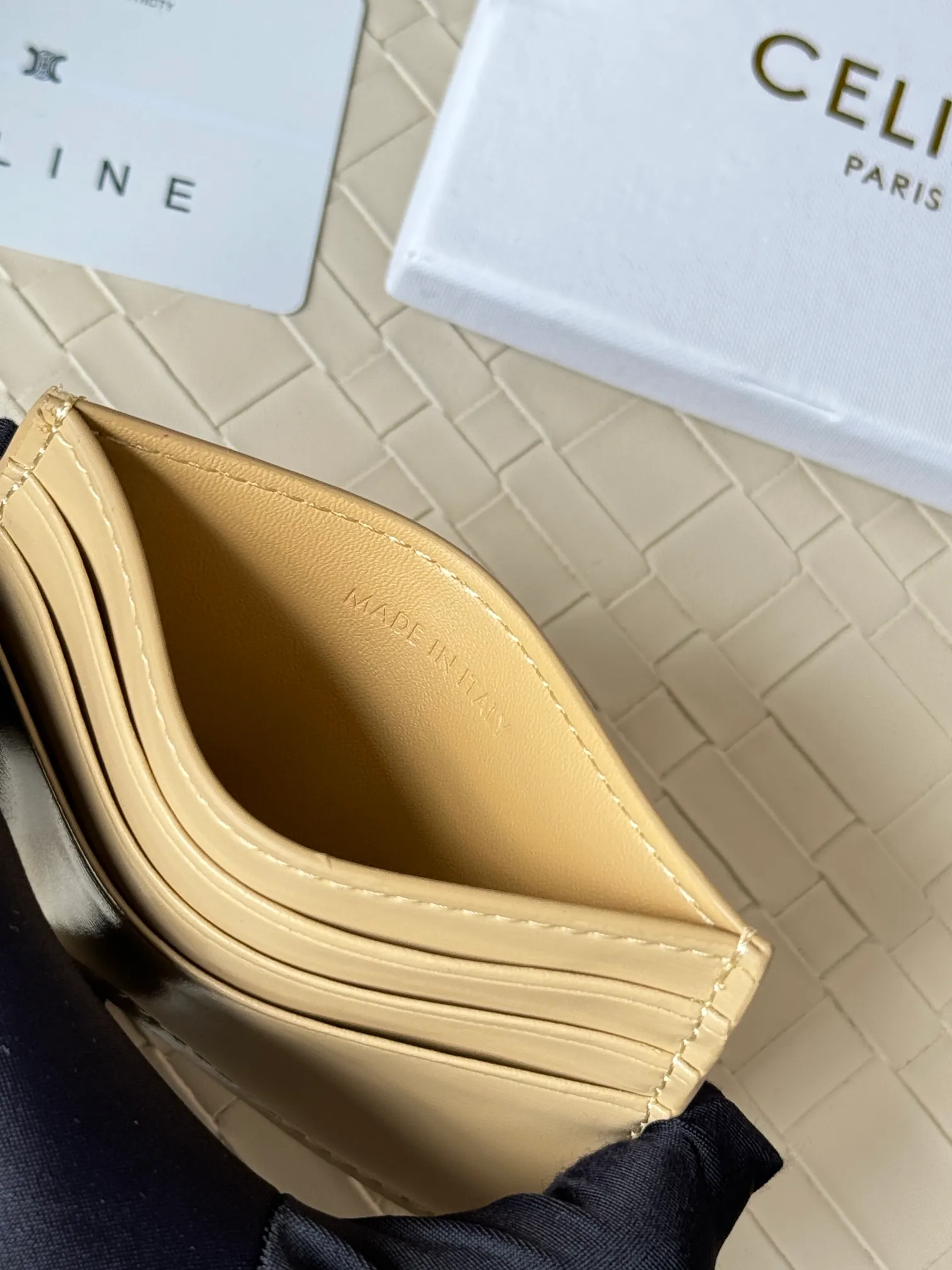 💰100 super mini card holder CELINE's new embossed logo card holder, made of first-layer cowhide, two card slots + one middle pocket Style number: 10L833 Size: 10.5×7cm