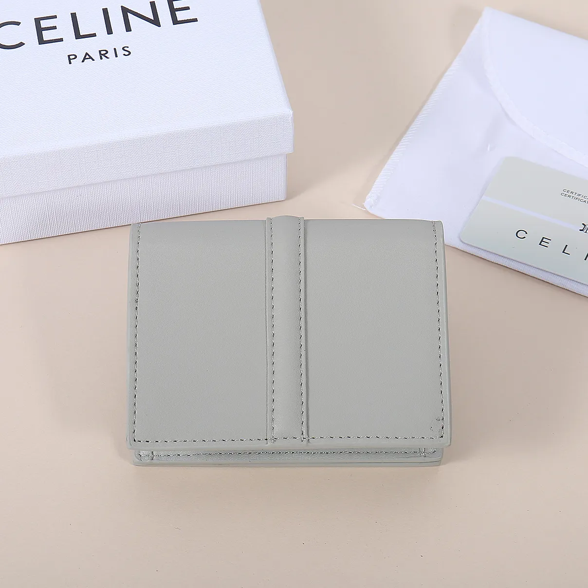 💰130, Celine's new card holder, TRIOMPHE flip card holder, large cowhide with plain microfiber interior, rotating lock closure, 1 thickened main compartment, 2 inner card slots. No.: 10M473 Size: 10.5x8.5x3 cm