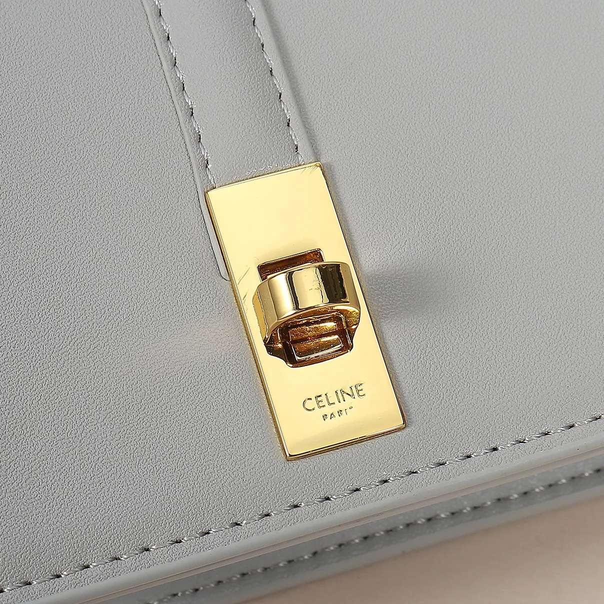 💰130, Celine's new card holder, TRIOMPHE flip card holder, large cowhide with plain microfiber interior, rotating lock closure, 1 thickened main compartment, 2 inner card slots. No.: 10M473 Size: 10.5x8.5x3 cm