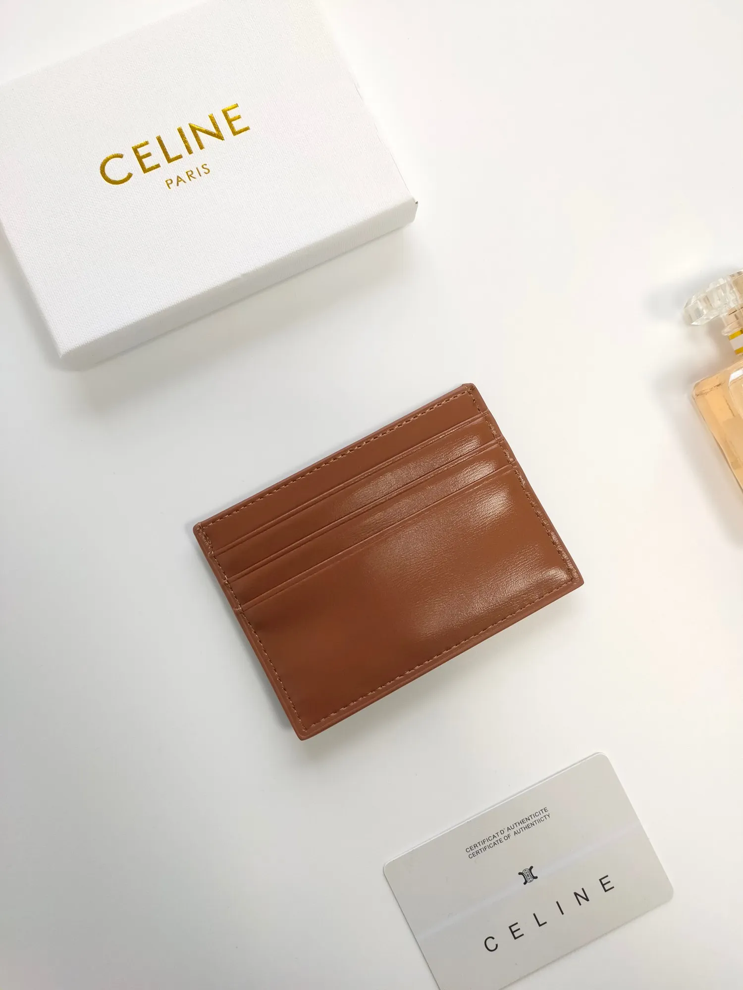 💰90💰CELINE's new embossed logo card holder, made of first-layer cowhide, two card slots + one middle pocket Style number: 10L833 Size: 10.5×7cm