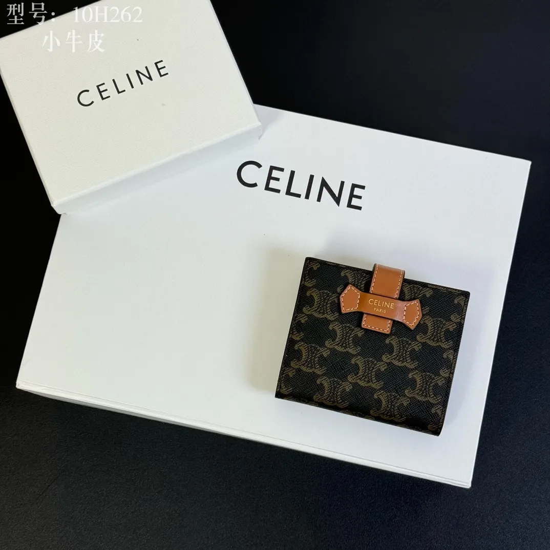 💰160 💎Top quality💖 With cowhide leather 𝗖𝗘𝗟𝗜𝗡𝗘 Arc de Triomphe ce Peugeot printed sheepskin strap wallet. TRIOMPHE artificial leather, sheepskin binding Cow leather lining Snap drawstring closure Inside 7 credit card slots 1 large banknote pocket 1 zipper pocket 1 gusset pocket 1 flat pocket, ultra-light weight, simple and wear-resistant. Style number: 10H262 material/brown Size: 10.5×9x2cm (with original box)