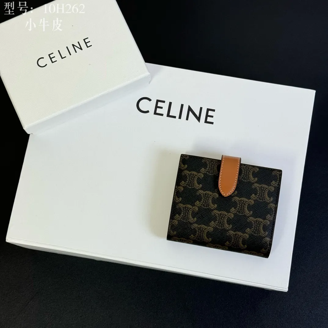 💰160 💎Top quality💖 With cowhide leather 𝗖𝗘𝗟𝗜𝗡𝗘 Arc de Triomphe ce Peugeot printed sheepskin strap wallet. TRIOMPHE artificial leather, sheepskin binding Cow leather lining Snap drawstring closure Inside 7 credit card slots 1 large banknote pocket 1 zipper pocket 1 gusset pocket 1 flat pocket, ultra-light weight, simple and wear-resistant. Style number: 10H262 material/brown Size: 10.5×9x2cm (with original box)