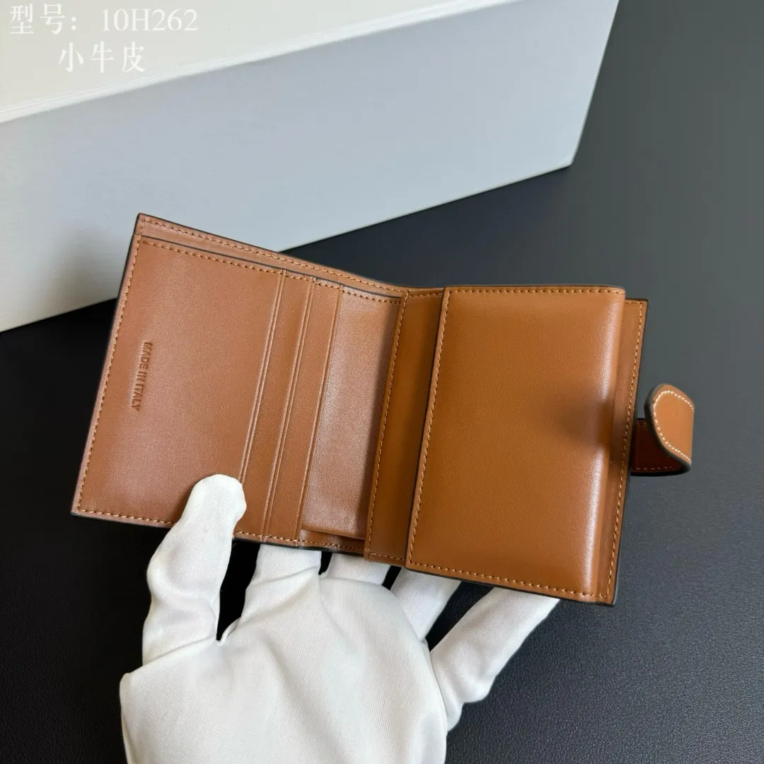 💰160 💎Top quality💖 With cowhide leather 𝗖𝗘𝗟𝗜𝗡𝗘 Arc de Triomphe ce Peugeot printed sheepskin strap wallet. TRIOMPHE artificial leather, sheepskin binding Cow leather lining Snap drawstring closure Inside 7 credit card slots 1 large banknote pocket 1 zipper pocket 1 gusset pocket 1 flat pocket, ultra-light weight, simple and wear-resistant. Style number: 10H262 material/brown Size: 10.5×9x2cm (with original box)