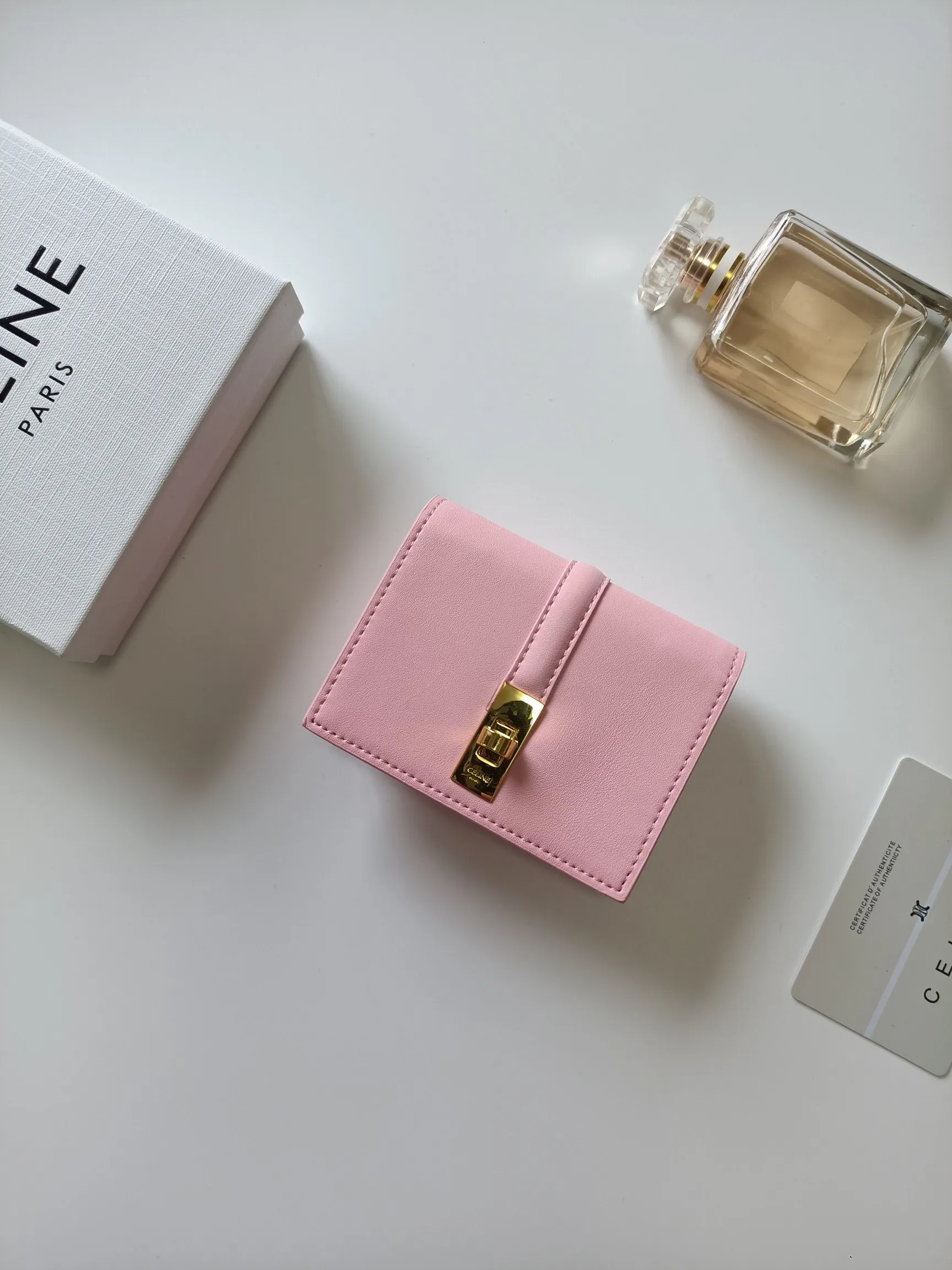 💰150, Celine's new card holder, TRIOMPHE flip card holder, classic pattern with plain microfiber inside, rotating lock closure, 1 thickened main compartment, 2 inner card slots. No.: 10M473 Size: 10.5x8.5x3 cm