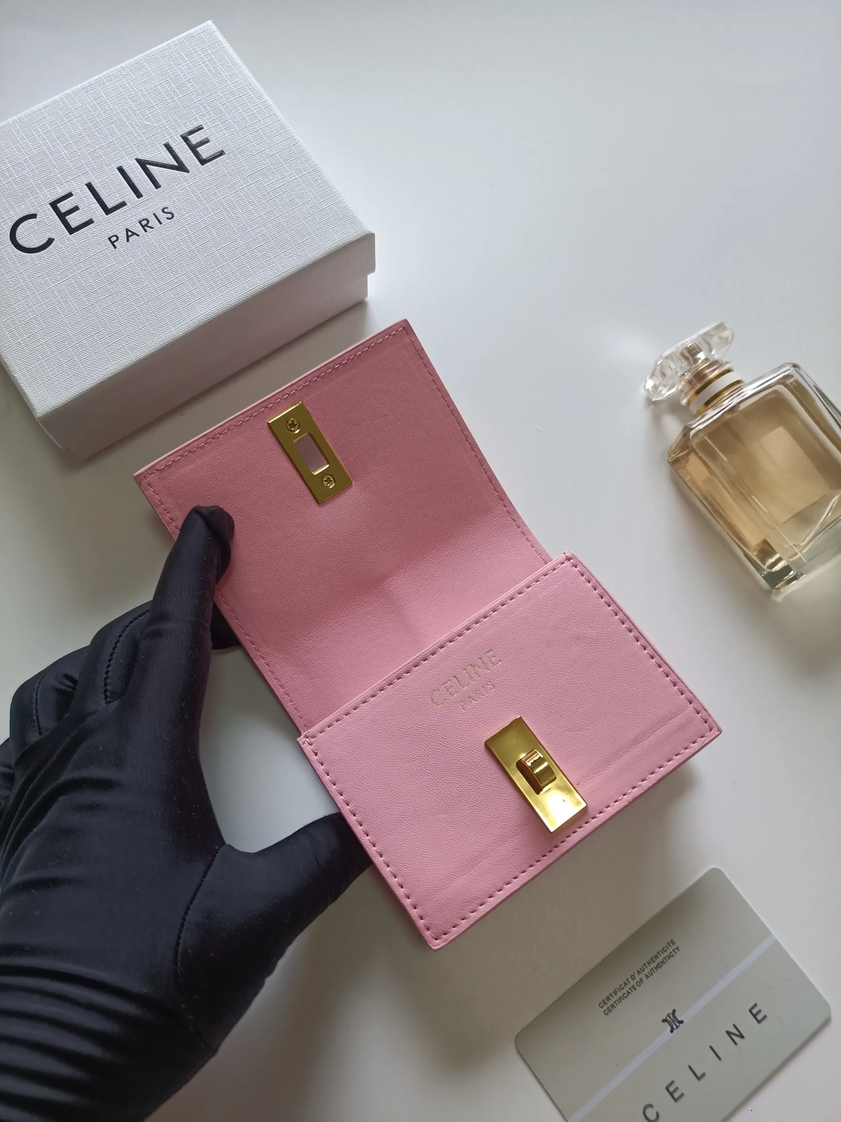 💰150, Celine's new card holder, TRIOMPHE flip card holder, classic pattern with plain microfiber inside, rotating lock closure, 1 thickened main compartment, 2 inner card slots. No.: 10M473 Size: 10.5x8.5x3 cm