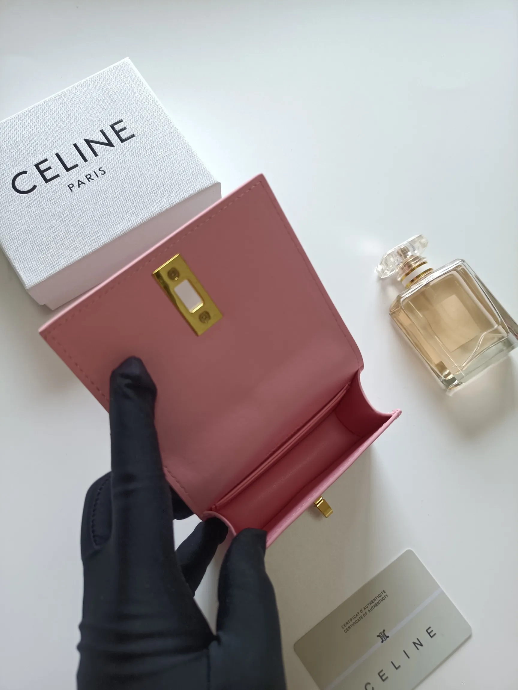 💰150, Celine's new card holder, TRIOMPHE flip card holder, classic pattern with plain microfiber inside, rotating lock closure, 1 thickened main compartment, 2 inner card slots. No.: 10M473 Size: 10.5x8.5x3 cm