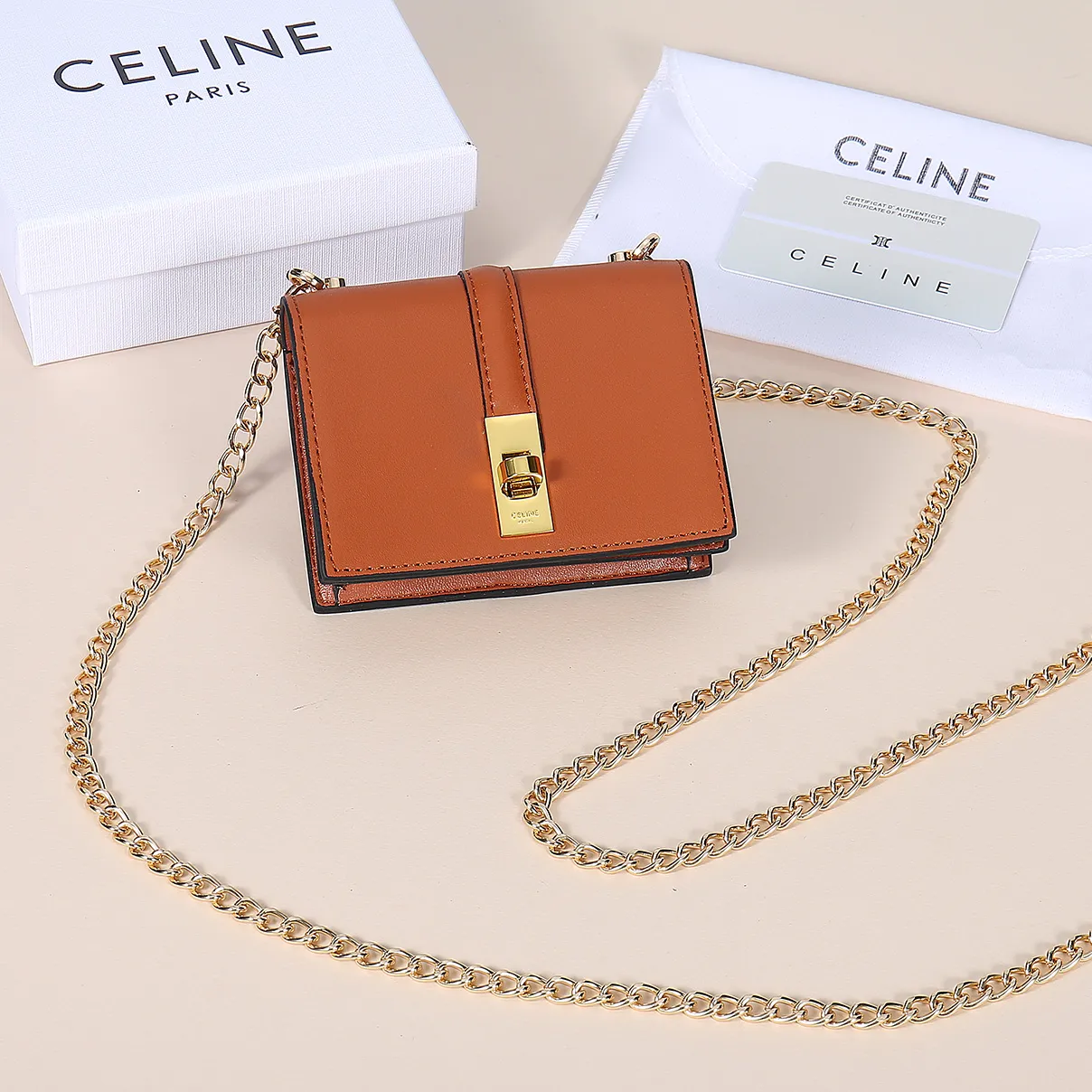 💰140, Celine’s latest chain card holder, TRIOMPHE flip chain card holder, can be worn cross-body, classic cowhide with plain microfiber interior, rotating lock closure, 1 thickened main compartment, 2 inner card slots. No.: 10M472 Size: 10.5x8.5x3 cm
