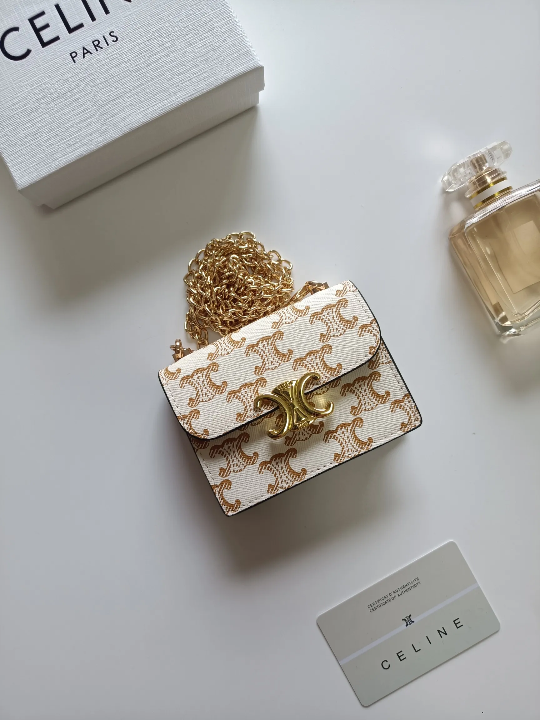 💰160 Celine's new chain TRIOMPHE business card bag, which can be worn cross-body, has a classic pattern with plain microfiber on the inside, gold-finished TRIOMPHE metal snap closure, 1 thickened main compartment, and 3 inner card slots. No.: 10N062 Size: 10.5x8.5x3 cm