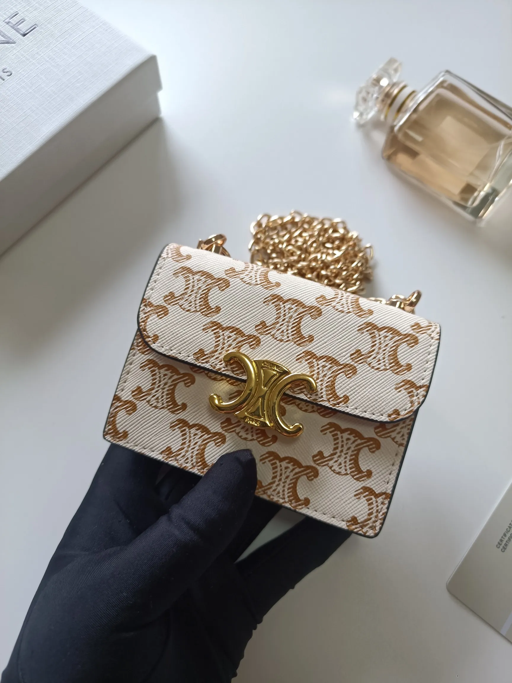 💰160 Celine's new chain TRIOMPHE business card bag, which can be worn cross-body, has a classic pattern with plain microfiber on the inside, gold-finished TRIOMPHE metal snap closure, 1 thickened main compartment, and 3 inner card slots. No.: 10N062 Size: 10.5x8.5x3 cm