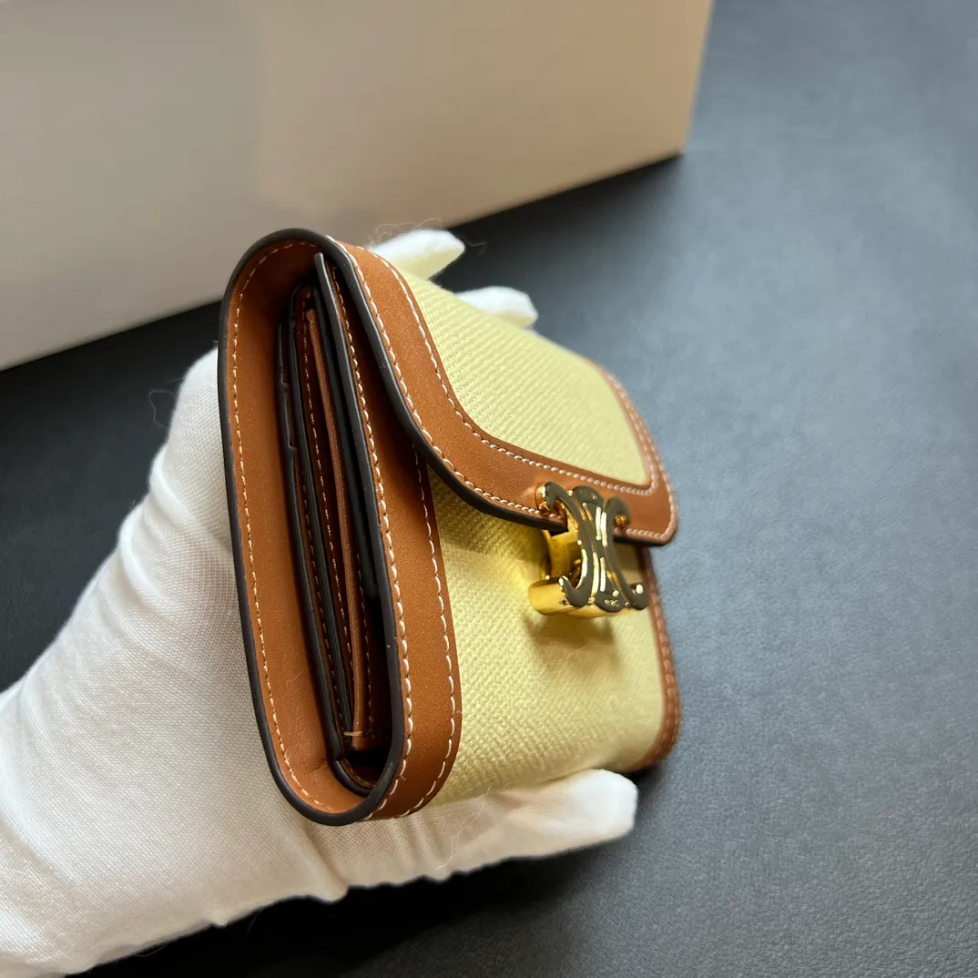 💰150 💎 Top quality brown and white ❤️ 𝗖𝗘𝗟𝗜𝗡𝗘 Arc de Triomphe tri-fold wallet 🇫🇷 # Two-layer cowhide, non-transfer‼ ️ Exclusive real shot of CELINE. There is no color difference in the picture. The details are exactly the same. It is a small item that enhances taste. It is a classic and popular model. It is good-looking and easy to use. It is compact and portable. All kinds of bank cards and ID documents are easy to throw around. You no longer have to worry about finding the daily essential items. 7 card slots, 1 small card pocket, 1 banknote slot. As the saying goes, although the sparrow is small, it has all the essentials~ The wallet can be used for a long time, no loss or loss. The high-end packaging is also a face-saving gift. Chongchong No.: 10D782CQ 10D783 10782 Size: w10.5×9×3cm.
