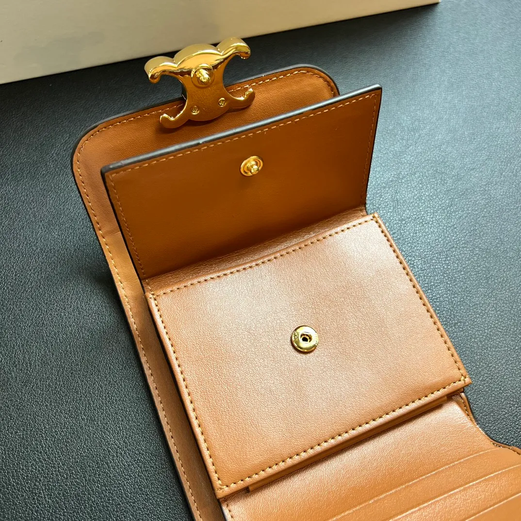 💰150 💎 Top quality brown and white ❤️ 𝗖𝗘𝗟𝗜𝗡𝗘 Arc de Triomphe tri-fold wallet 🇫🇷 # Two-layer cowhide, non-transfer‼ ️ Exclusive real shot of CELINE. There is no color difference in the picture. The details are exactly the same. It is a small item that enhances taste. It is a classic and popular model. It is good-looking and easy to use. It is compact and portable. All kinds of bank cards and ID documents are easy to throw around. You no longer have to worry about finding the daily essential items. 7 card slots, 1 small card pocket, 1 banknote slot. As the saying goes, although the sparrow is small, it has all the essentials~ The wallet can be used for a long time, no loss or loss. The high-end packaging is also a face-saving gift. Chongchong No.: 10D782CQ 10D783 10782 Size: w10.5×9×3cm.