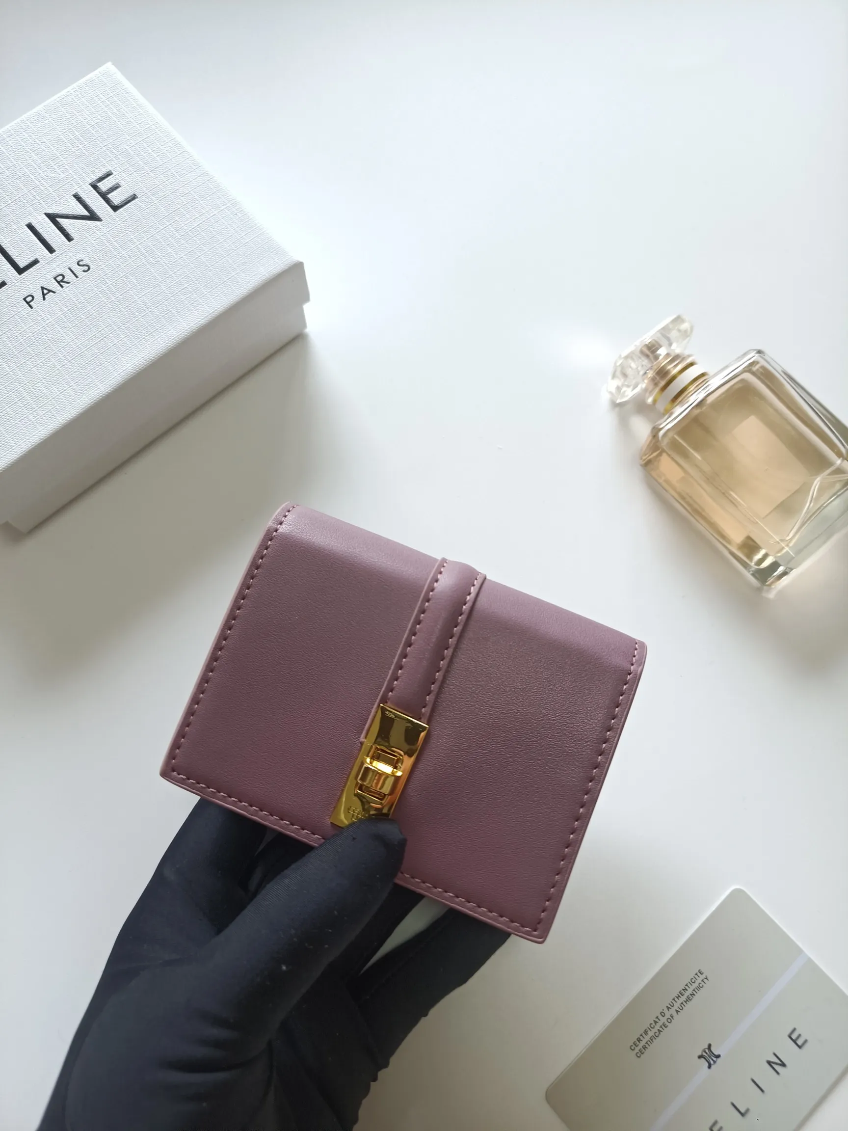 💰150, Celine's new card holder, TRIOMPHE flip card holder, classic pattern with plain microfiber inside, rotating lock closure, 1 thickened main compartment, 2 inner card slots. No.: 10M473 Size: 10.5x8.5x3 cm