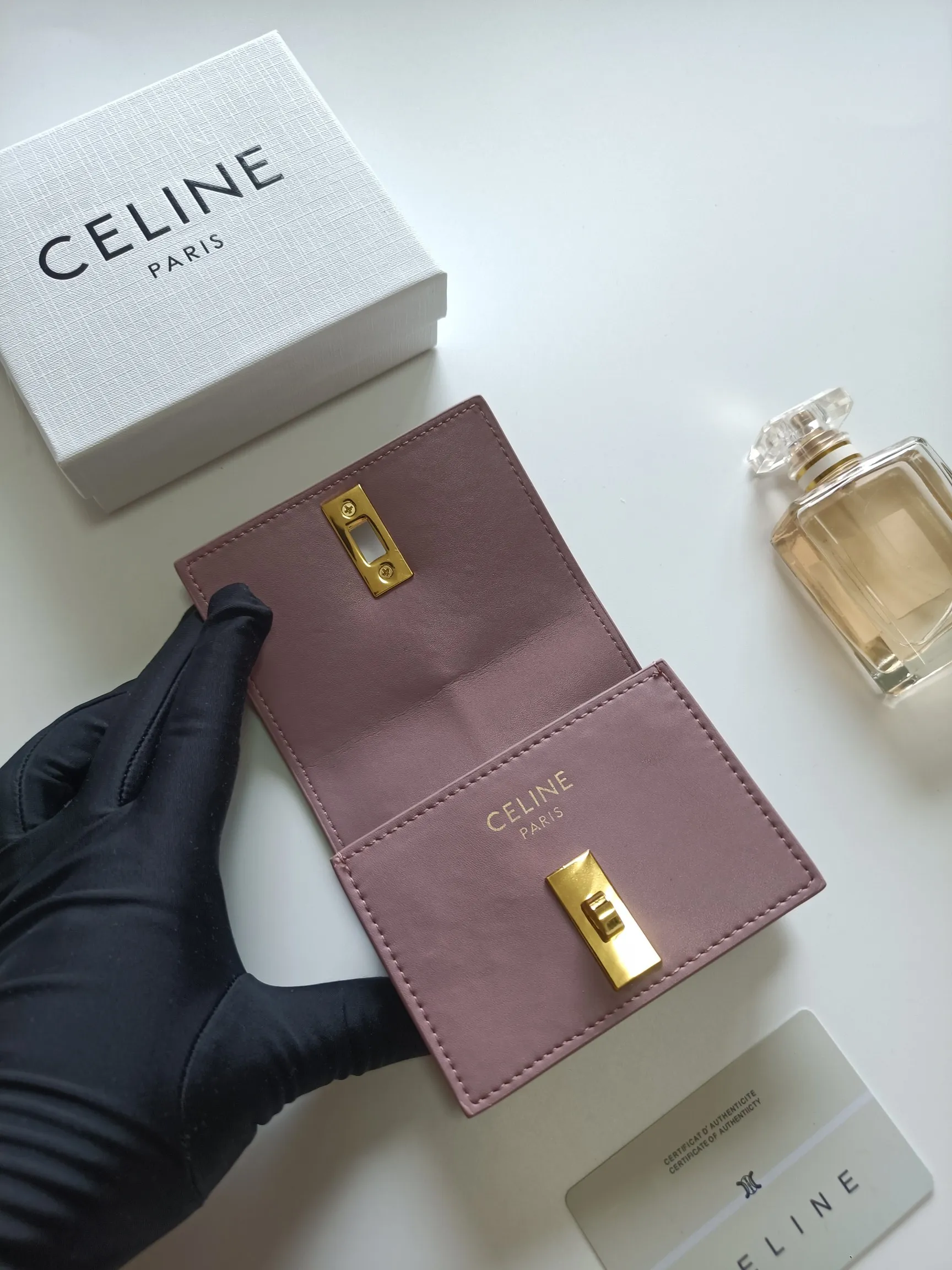 💰150, Celine's new card holder, TRIOMPHE flip card holder, classic pattern with plain microfiber inside, rotating lock closure, 1 thickened main compartment, 2 inner card slots. No.: 10M473 Size: 10.5x8.5x3 cm