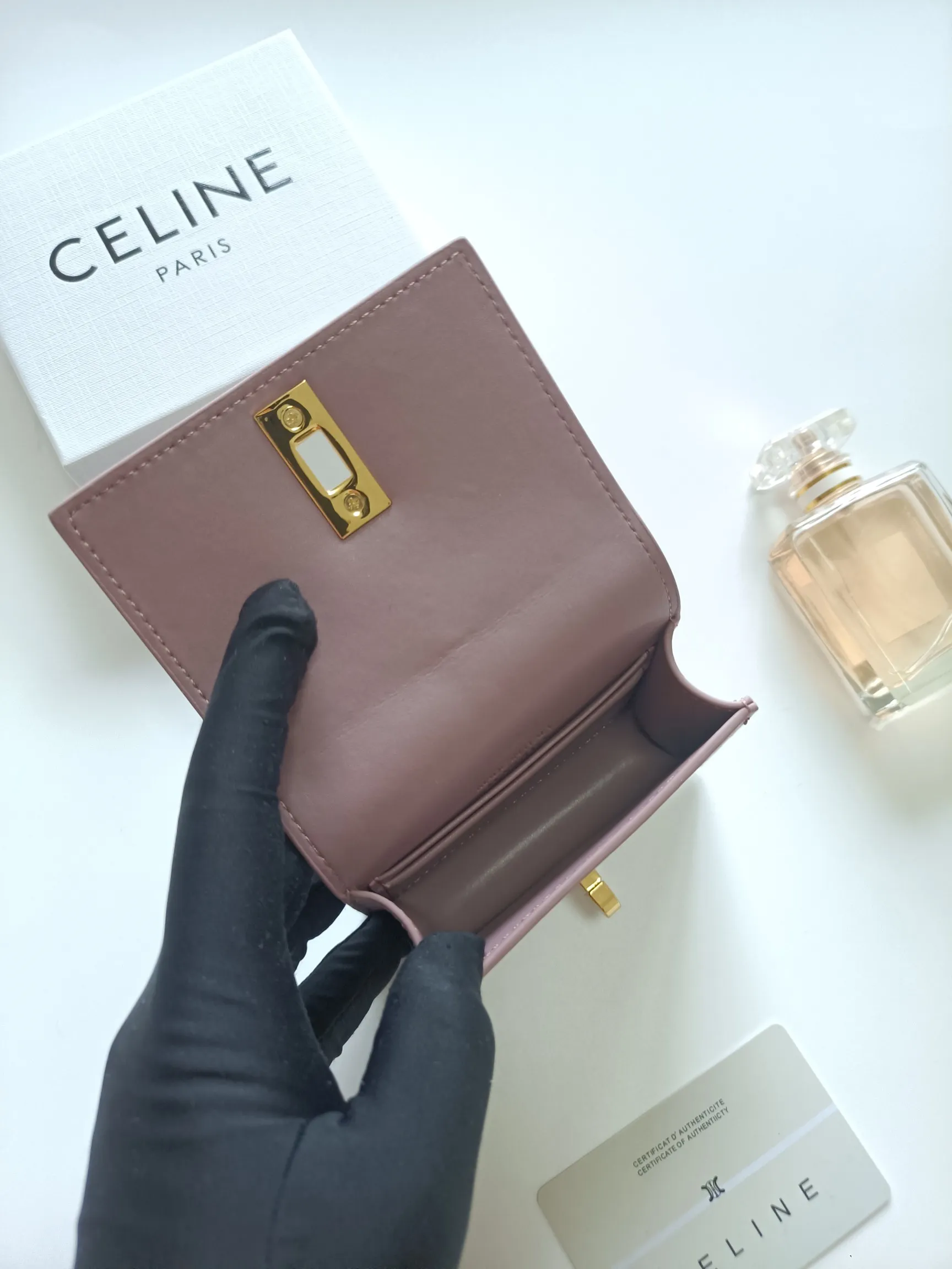 💰150, Celine's new card holder, TRIOMPHE flip card holder, classic pattern with plain microfiber inside, rotating lock closure, 1 thickened main compartment, 2 inner card slots. No.: 10M473 Size: 10.5x8.5x3 cm