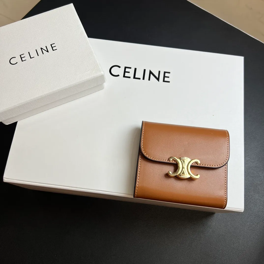 💰150 💎 Top quality brown ❤️ 𝗖𝗘𝗟𝗜𝗡𝗘 Arc de Triomphe tri-fold wallet 🇫🇷 # Second-layer cowhide, non-transfer‼ ️ Exclusive real shot of CELINE. There is no color difference in the picture. The details are exactly the same. It is a small item that enhances taste. It is a classic and popular model. It is good-looking and easy to use. It is compact and portable. All kinds of bank cards and ID documents are easy to throw around. You no longer have to worry about finding the daily essential items. 7 card slots, 1 small card pocket, 1 banknote slot. As the saying goes, although the sparrow is small, it has all the essentials~ The wallet can be used for a long time, no loss or loss. The high-end packaging is also a face-saving gift. Chongchong No.: 10D782CQ 10D783 10782 Size: w10.5×9×3cm.