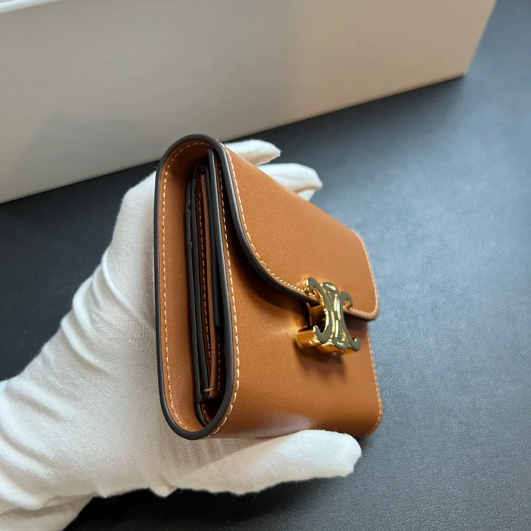 💰150 💎 Top quality brown ❤️ 𝗖𝗘𝗟𝗜𝗡𝗘 Arc de Triomphe tri-fold wallet 🇫🇷 # Second-layer cowhide, non-transfer‼ ️ Exclusive real shot of CELINE. There is no color difference in the picture. The details are exactly the same. It is a small item that enhances taste. It is a classic and popular model. It is good-looking and easy to use. It is compact and portable. All kinds of bank cards and ID documents are easy to throw around. You no longer have to worry about finding the daily essential items. 7 card slots, 1 small card pocket, 1 banknote slot. As the saying goes, although the sparrow is small, it has all the essentials~ The wallet can be used for a long time, no loss or loss. The high-end packaging is also a face-saving gift. Chongchong No.: 10D782CQ 10D783 10782 Size: w10.5×9×3cm.