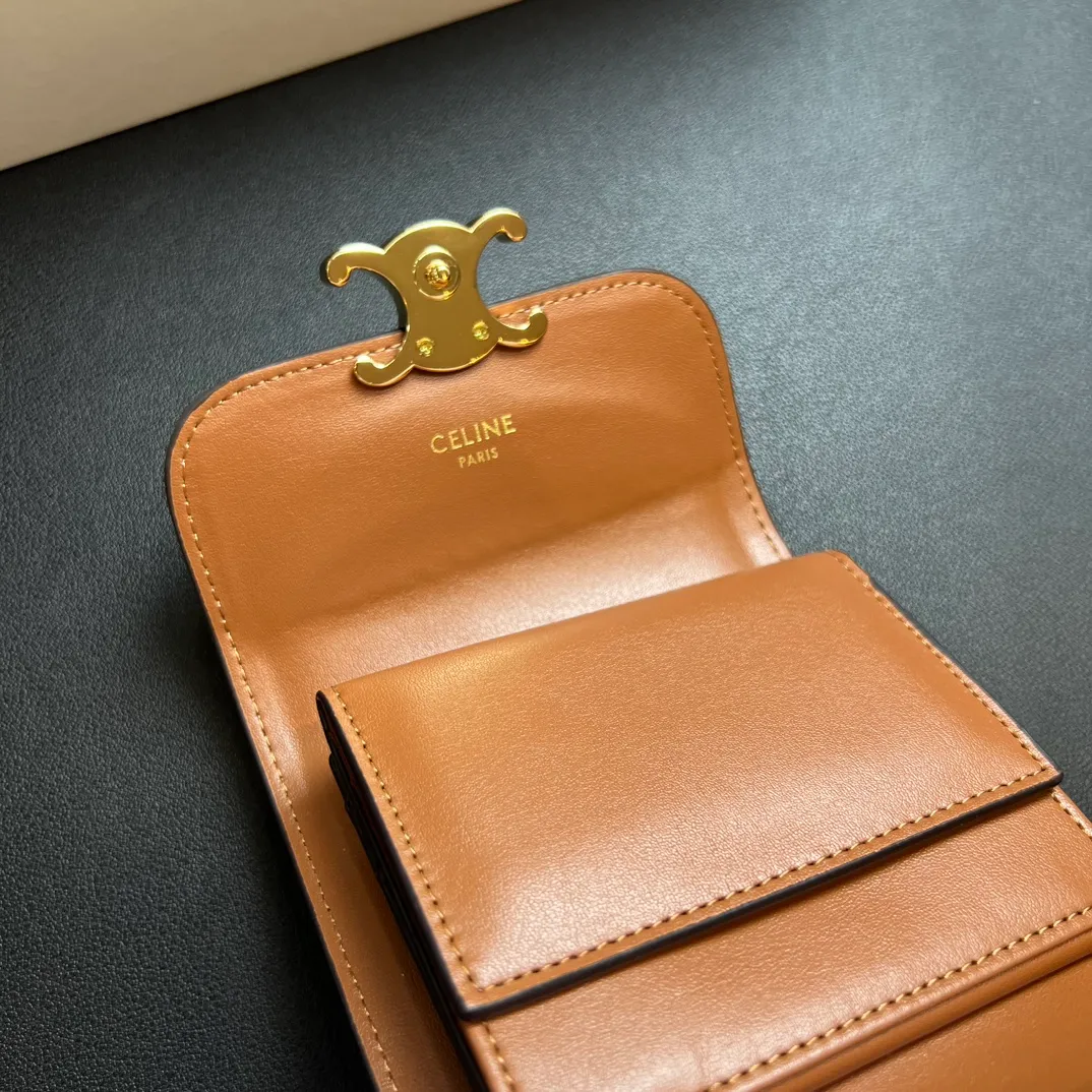 💰150 💎 Top quality brown ❤️ 𝗖𝗘𝗟𝗜𝗡𝗘 Arc de Triomphe tri-fold wallet 🇫🇷 # Second-layer cowhide, non-transfer‼ ️ Exclusive real shot of CELINE. There is no color difference in the picture. The details are exactly the same. It is a small item that enhances taste. It is a classic and popular model. It is good-looking and easy to use. It is compact and portable. All kinds of bank cards and ID documents are easy to throw around. You no longer have to worry about finding the daily essential items. 7 card slots, 1 small card pocket, 1 banknote slot. As the saying goes, although the sparrow is small, it has all the essentials~ The wallet can be used for a long time, no loss or loss. The high-end packaging is also a face-saving gift. Chongchong No.: 10D782CQ 10D783 10782 Size: w10.5×9×3cm.