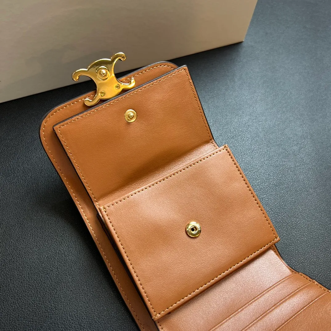 💰150 💎 Top quality brown ❤️ 𝗖𝗘𝗟𝗜𝗡𝗘 Arc de Triomphe tri-fold wallet 🇫🇷 # Second-layer cowhide, non-transfer‼ ️ Exclusive real shot of CELINE. There is no color difference in the picture. The details are exactly the same. It is a small item that enhances taste. It is a classic and popular model. It is good-looking and easy to use. It is compact and portable. All kinds of bank cards and ID documents are easy to throw around. You no longer have to worry about finding the daily essential items. 7 card slots, 1 small card pocket, 1 banknote slot. As the saying goes, although the sparrow is small, it has all the essentials~ The wallet can be used for a long time, no loss or loss. The high-end packaging is also a face-saving gift. Chongchong No.: 10D782CQ 10D783 10782 Size: w10.5×9×3cm.