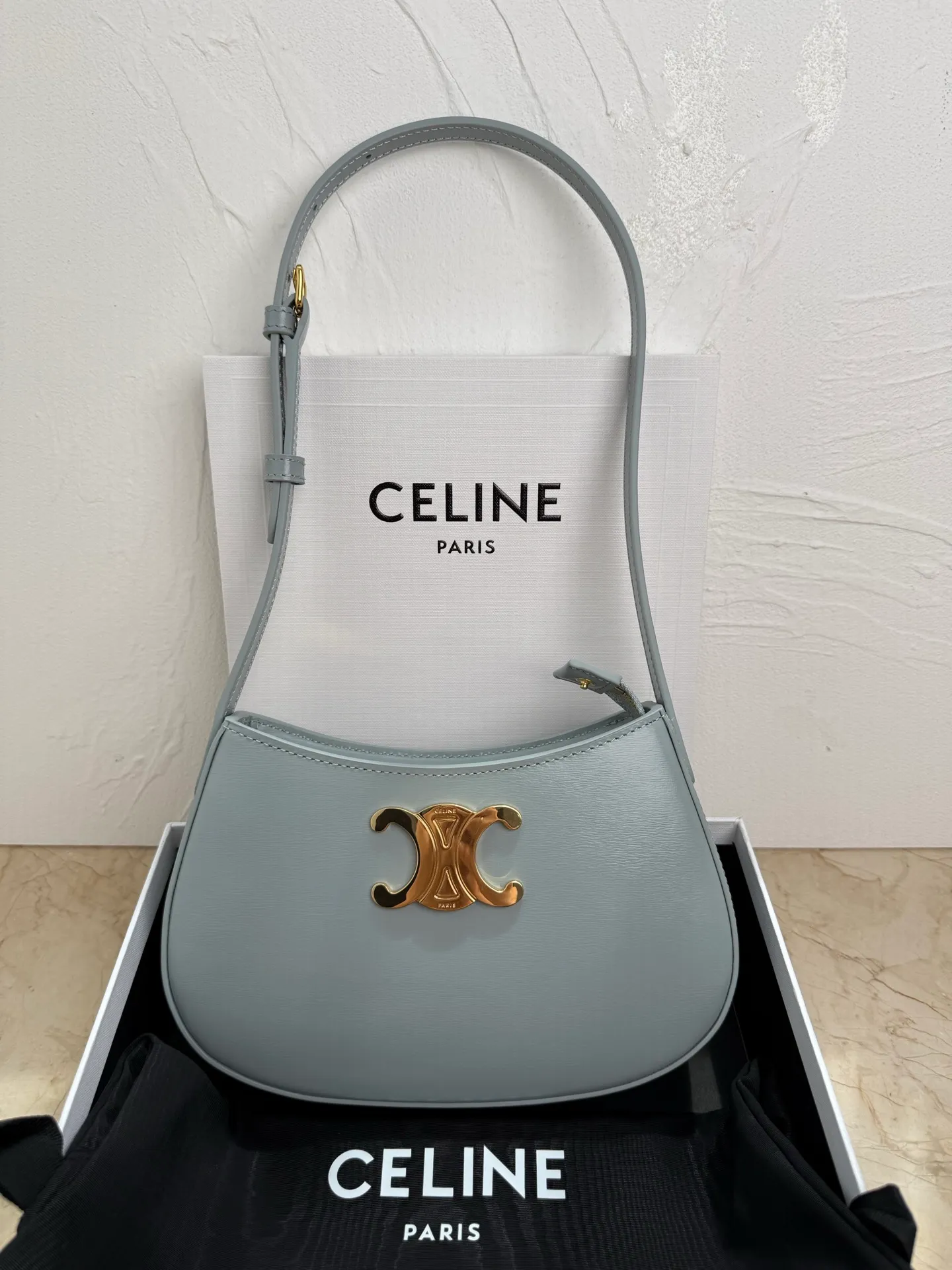 p1300 CELIN_E 2024🆕｜TILLY medium shiny cow leather handbag 24s new spring product is here! New Year's Limited Edition ❤️ The latest armpit bag is on sale now ~ 🎉 The latest rounded shoulder bag ✨ Continuing the style of CELINE CROQUE handbag, this minimalist handbag is decorated with TRIOMPHE metal accessories, exquisite and sweet, with the essence of French petty bourgeoisie ~ I can't put it down 👏 There is a main compartment inside, which can hold mobile phones, car keys, cosmetics, tissues, etc. ✔️ The first choice for delicate girls 👑 Cow leather, sheepskin lining, gold finish, shoulder carry, zip closure, 1 main compartment, 1 inner flat pocket, adjustable shoulder strap, min. length 21.5 cm, max. length 28 cm Dimensions: 22