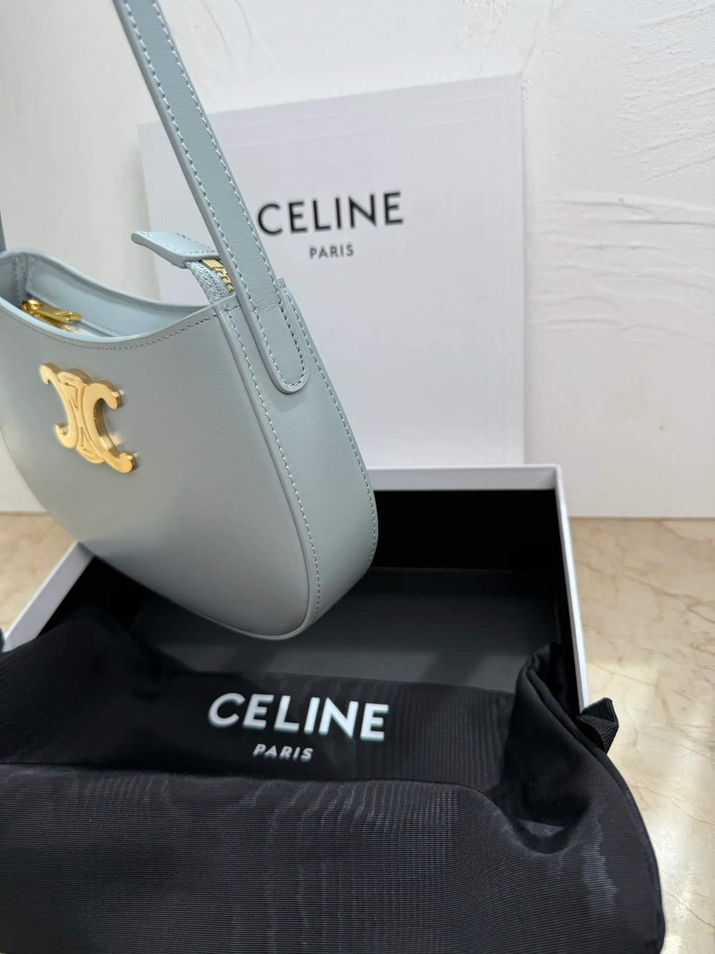 p1300 CELIN_E 2024🆕｜TILLY medium shiny cow leather handbag 24s new spring product is here! New Year's Limited Edition ❤️ The latest armpit bag is on sale now ~ 🎉 The latest rounded shoulder bag ✨ Continuing the style of CELINE CROQUE handbag, this minimalist handbag is decorated with TRIOMPHE metal accessories, exquisite and sweet, with the essence of French petty bourgeoisie ~ I can't put it down 👏 There is a main compartment inside, which can hold mobile phones, car keys, cosmetics, tissues, etc. ✔️ The first choice for delicate girls 👑 Cow leather, sheepskin lining, gold finish, shoulder carry, zip closure, 1 main compartment, 1 inner flat pocket, adjustable shoulder strap, min. length 21.5 cm, max. length 28 cm Dimensions: 22