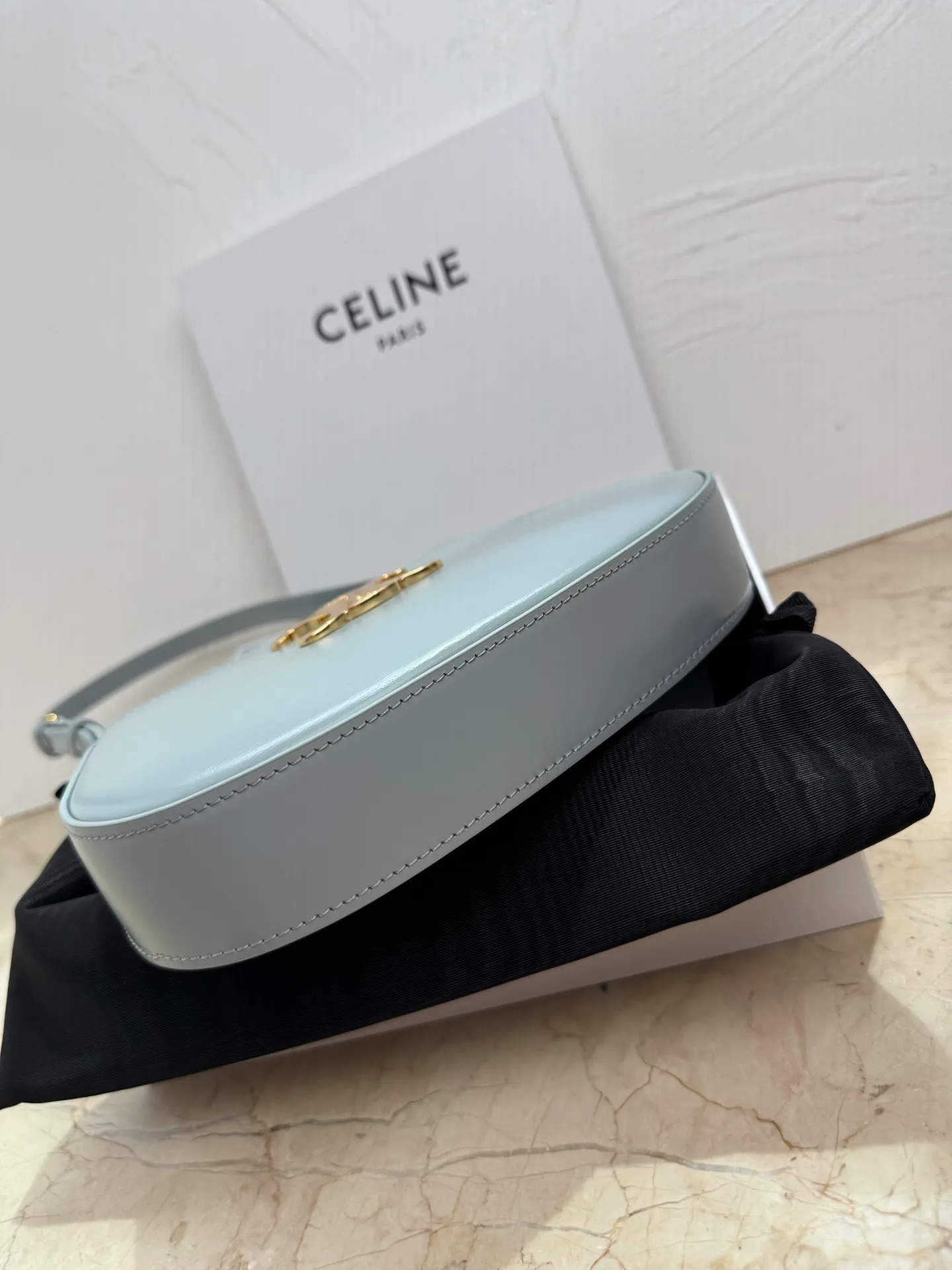 p1300 CELIN_E 2024🆕｜TILLY medium shiny cow leather handbag 24s new spring product is here! New Year's Limited Edition ❤️ The latest armpit bag is on sale now ~ 🎉 The latest rounded shoulder bag ✨ Continuing the style of CELINE CROQUE handbag, this minimalist handbag is decorated with TRIOMPHE metal accessories, exquisite and sweet, with the essence of French petty bourgeoisie ~ I can't put it down 👏 There is a main compartment inside, which can hold mobile phones, car keys, cosmetics, tissues, etc. ✔️ The first choice for delicate girls 👑 Cow leather, sheepskin lining, gold finish, shoulder carry, zip closure, 1 main compartment, 1 inner flat pocket, adjustable shoulder strap, min. length 21.5 cm, max. length 28 cm Dimensions: 22