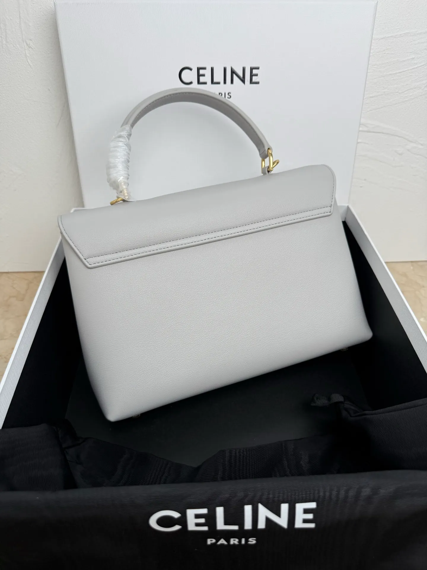 p1760 New product launched 🅰️🅰️CE Arc de Triomphe kelly handbag 👜 New Arc de Triomphe storage bag full of high-end feel! The simple and exquisite silhouette presents a capable style and pure aesthetics. Whether it is calm black, low-key brown or soft pink, it all exudes an unparalleled sense of luxury❤️ The lines of kelly's classic shape are simple and elegant, without unnecessary decoration, showing the aesthetic charm🫶🏻 Style No.: 188836 Color: Gray Size: 25.5x18.5x10