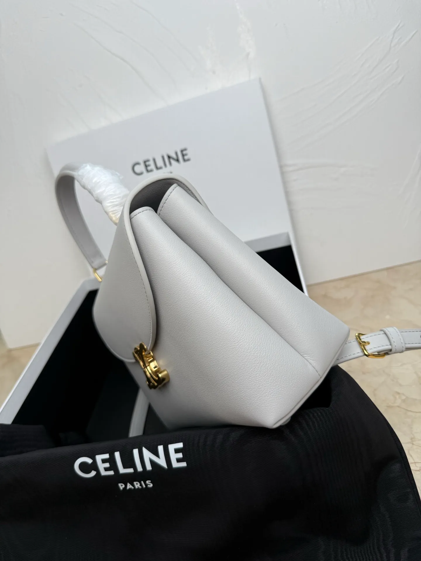 p1760 New product launched 🅰️🅰️CE Arc de Triomphe kelly handbag 👜 New Arc de Triomphe storage bag full of high-end feel! The simple and exquisite silhouette presents a capable style and pure aesthetics. Whether it is calm black, low-key brown or soft pink, it all exudes an unparalleled sense of luxury❤️ The lines of kelly's classic shape are simple and elegant, without unnecessary decoration, showing the aesthetic charm🫶🏻 Style No.: 188836 Color: Gray Size: 25.5x18.5x10