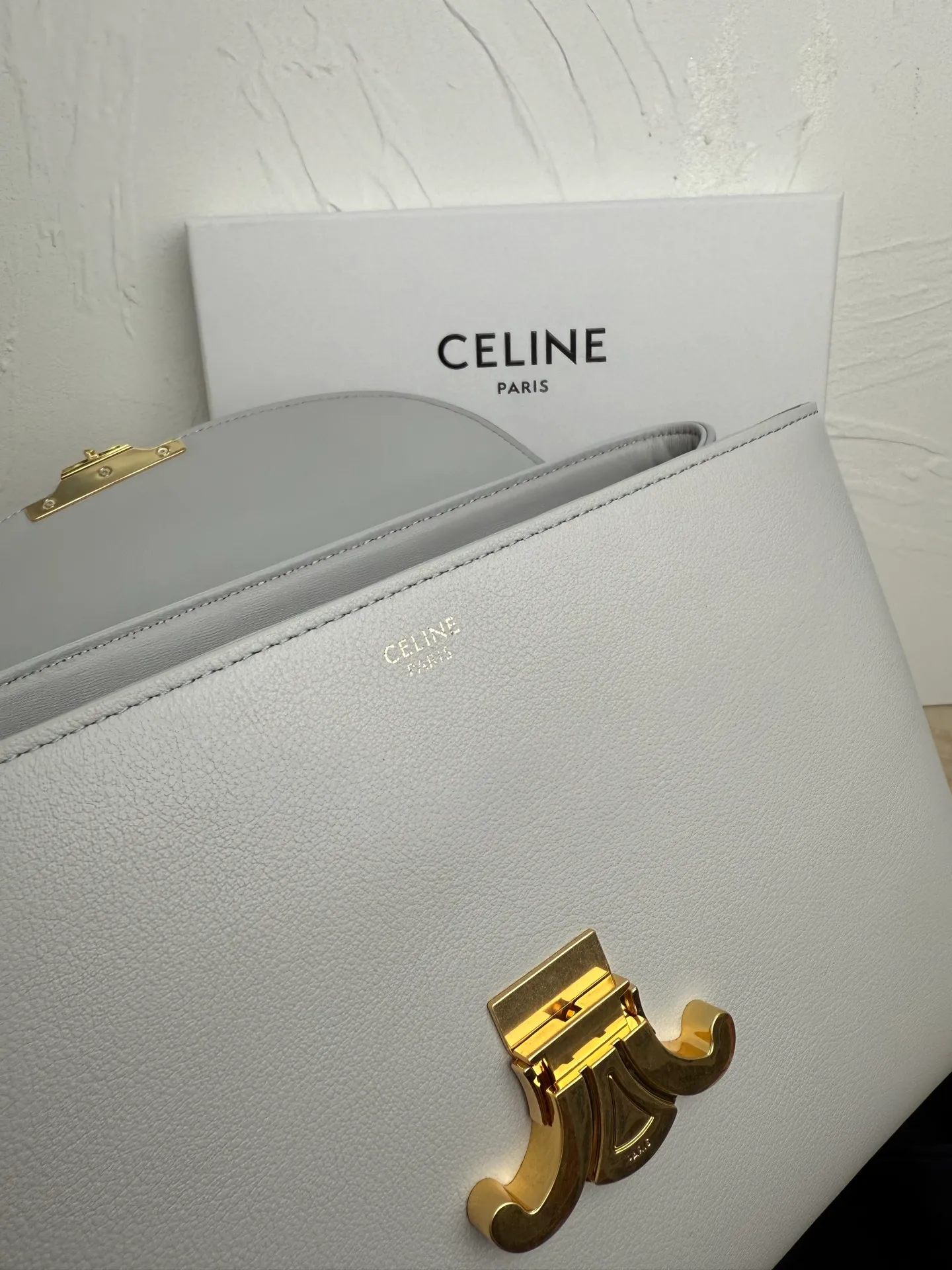 p1760 New product launched 🅰️🅰️CE Arc de Triomphe kelly handbag 👜 New Arc de Triomphe storage bag full of high-end feel! The simple and exquisite silhouette presents a capable style and pure aesthetics. Whether it is calm black, low-key brown or soft pink, it all exudes an unparalleled sense of luxury❤️ The lines of kelly's classic shape are simple and elegant, without unnecessary decoration, showing the aesthetic charm🫶🏻 Style No.: 188836 Color: Gray Size: 25.5x18.5x10