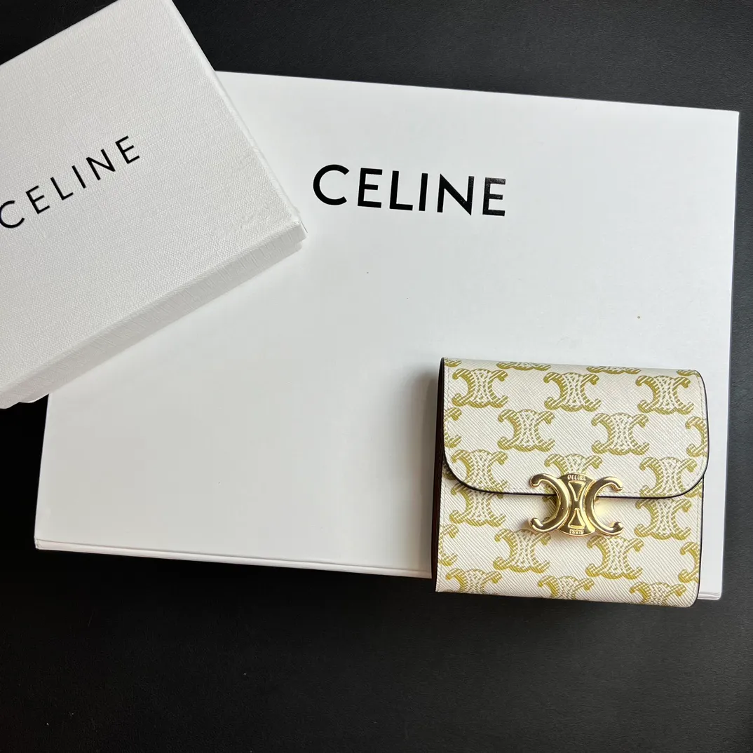💰150 💎 Top quality white flower ❤️ 𝗖𝗘𝗟𝗜𝗡𝗘 Arc de Triomphe tri-fold wallet 🇫🇷 # Two-layer cowhide, non-transfer‼ ️ Exclusive real shot of CELINE. There is no color difference in the picture. The details are exactly the same. It is a small item that enhances taste. It is a classic and popular model. It is good-looking and easy to use. It is compact and portable. All kinds of bank cards and ID documents are easy to throw around. You no longer have to worry about finding the daily essential items. 7 card slots, 1 small card pocket, 1 banknote slot. As the saying goes, although the sparrow is small, it has all the essentials~ The wallet can be used for a long time, no loss or loss. The high-end packaging is also a face-saving gift. Chongchong No.: 10D782CQ 10D783 10782 Size: w10.5×9×3cm.