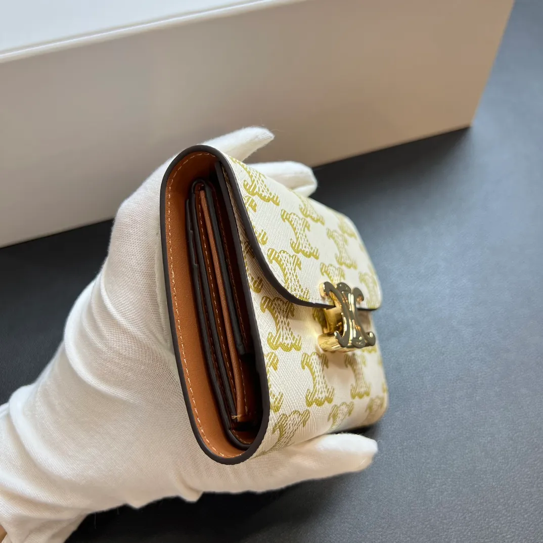 💰150 💎 Top quality white flower ❤️ 𝗖𝗘𝗟𝗜𝗡𝗘 Arc de Triomphe tri-fold wallet 🇫🇷 # Two-layer cowhide, non-transfer‼ ️ Exclusive real shot of CELINE. There is no color difference in the picture. The details are exactly the same. It is a small item that enhances taste. It is a classic and popular model. It is good-looking and easy to use. It is compact and portable. All kinds of bank cards and ID documents are easy to throw around. You no longer have to worry about finding the daily essential items. 7 card slots, 1 small card pocket, 1 banknote slot. As the saying goes, although the sparrow is small, it has all the essentials~ The wallet can be used for a long time, no loss or loss. The high-end packaging is also a face-saving gift. Chongchong No.: 10D782CQ 10D783 10782 Size: w10.5×9×3cm.