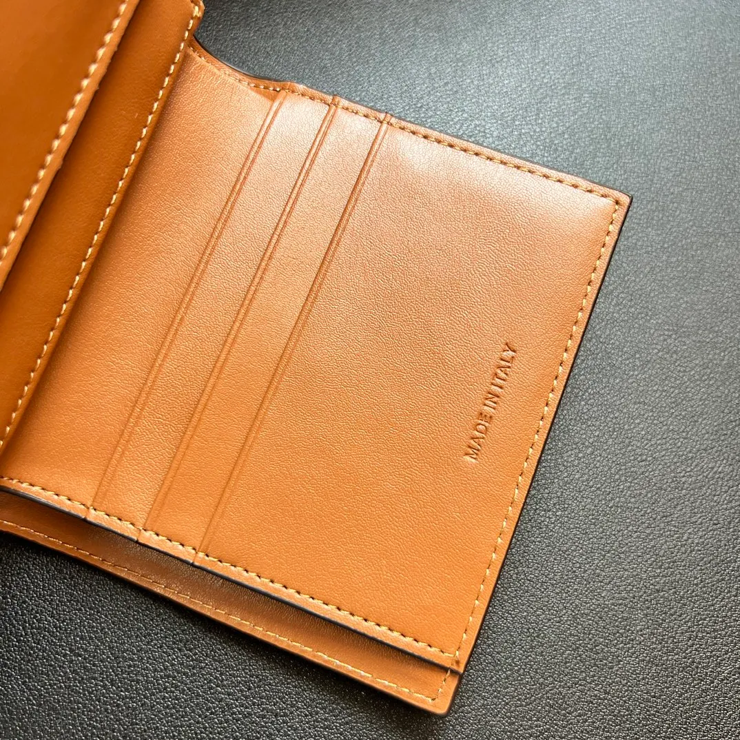 💰150 💎 Top quality white flower ❤️ 𝗖𝗘𝗟𝗜𝗡𝗘 Arc de Triomphe tri-fold wallet 🇫🇷 # Two-layer cowhide, non-transfer‼ ️ Exclusive real shot of CELINE. There is no color difference in the picture. The details are exactly the same. It is a small item that enhances taste. It is a classic and popular model. It is good-looking and easy to use. It is compact and portable. All kinds of bank cards and ID documents are easy to throw around. You no longer have to worry about finding the daily essential items. 7 card slots, 1 small card pocket, 1 banknote slot. As the saying goes, although the sparrow is small, it has all the essentials~ The wallet can be used for a long time, no loss or loss. The high-end packaging is also a face-saving gift. Chongchong No.: 10D782CQ 10D783 10782 Size: w10.5×9×3cm.