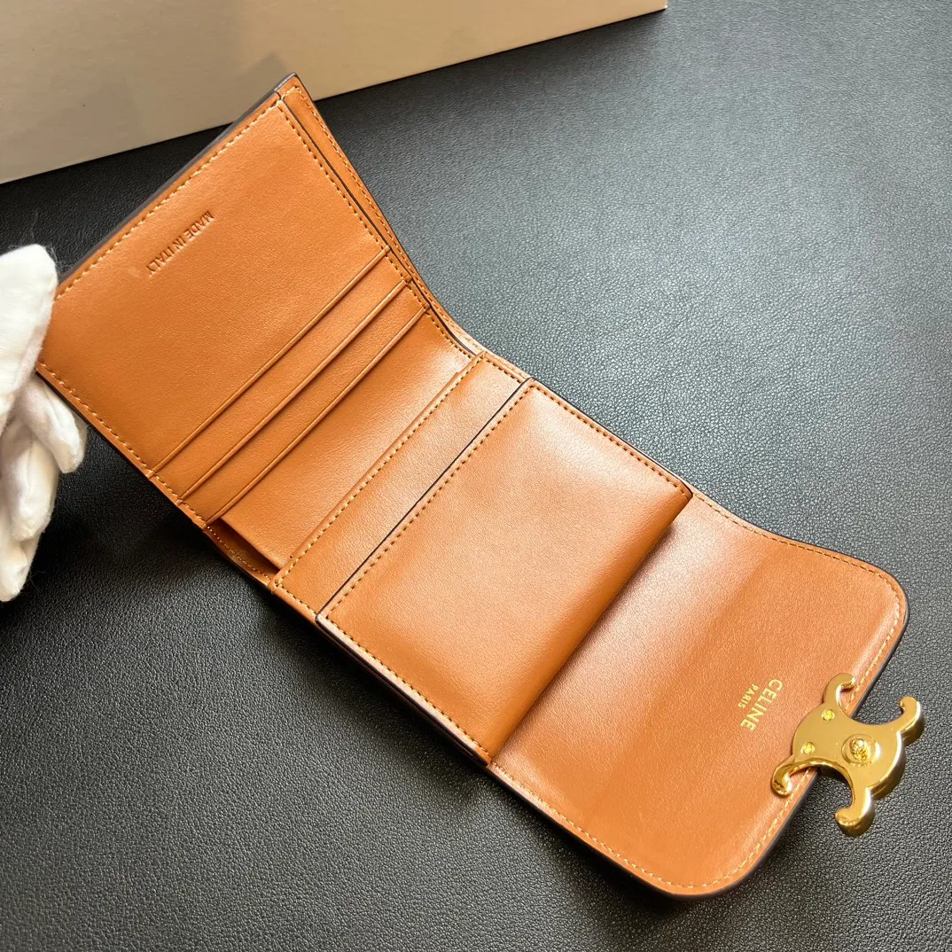 💰150 💎 Top quality white flower ❤️ 𝗖𝗘𝗟𝗜𝗡𝗘 Arc de Triomphe tri-fold wallet 🇫🇷 # Two-layer cowhide, non-transfer‼ ️ Exclusive real shot of CELINE. There is no color difference in the picture. The details are exactly the same. It is a small item that enhances taste. It is a classic and popular model. It is good-looking and easy to use. It is compact and portable. All kinds of bank cards and ID documents are easy to throw around. You no longer have to worry about finding the daily essential items. 7 card slots, 1 small card pocket, 1 banknote slot. As the saying goes, although the sparrow is small, it has all the essentials~ The wallet can be used for a long time, no loss or loss. The high-end packaging is also a face-saving gift. Chongchong No.: 10D782CQ 10D783 10782 Size: w10.5×9×3cm.