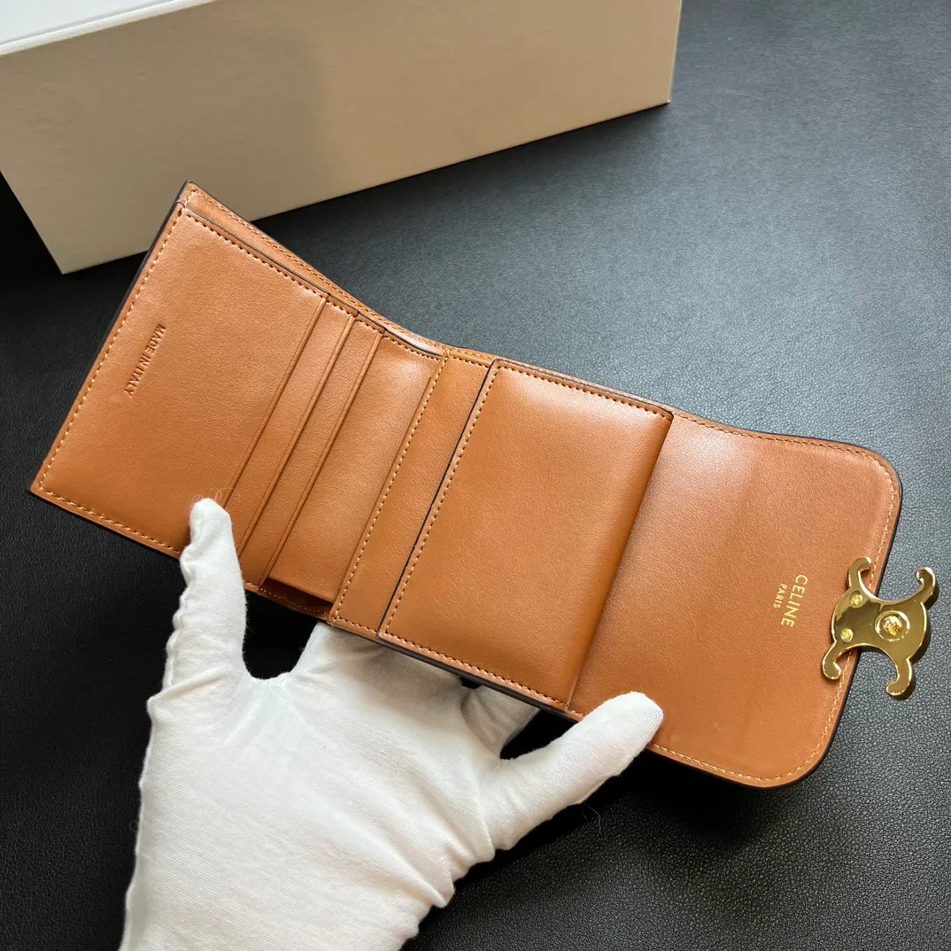💰150 💎 Top quality white flower ❤️ 𝗖𝗘𝗟𝗜𝗡𝗘 Arc de Triomphe tri-fold wallet 🇫🇷 # Two-layer cowhide, non-transfer‼ ️ Exclusive real shot of CELINE. There is no color difference in the picture. The details are exactly the same. It is a small item that enhances taste. It is a classic and popular model. It is good-looking and easy to use. It is compact and portable. All kinds of bank cards and ID documents are easy to throw around. You no longer have to worry about finding the daily essential items. 7 card slots, 1 small card pocket, 1 banknote slot. As the saying goes, although the sparrow is small, it has all the essentials~ The wallet can be used for a long time, no loss or loss. The high-end packaging is also a face-saving gift. Chongchong No.: 10D782CQ 10D783 10782 Size: w10.5×9×3cm.