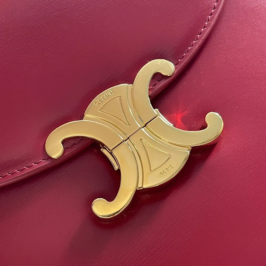 The new TEEN BESACE TRIOMPHE metal lock depicts the iconic style. Glossy cow leather handbag. The bag is made of cow leather. Sheep leather lining. Suitable for crossbody and shoulder carry. Metal TRIOMPHE logo closure. 3 inner compartments. Internal zipper pocket and flat pocket. Model: 110413. Size: 18.5*16*6🌺🌺🌺