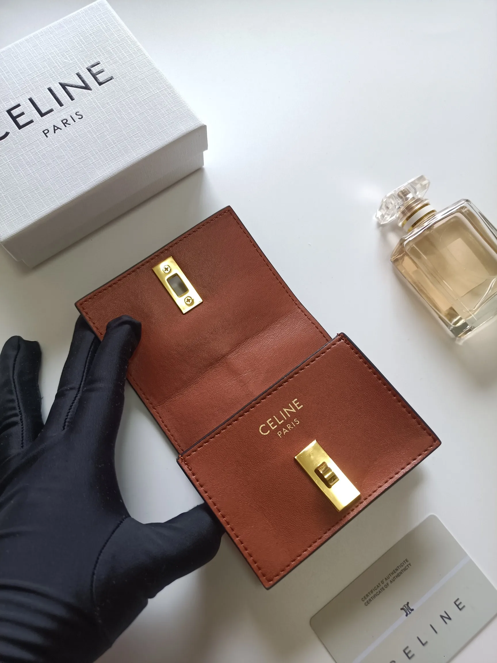 💰150, Celine's new card holder, TRIOMPHE flip card holder, classic pattern with plain microfiber inside, rotating lock closure, 1 thickened main compartment, 2 inner card slots. No.: 10M473 Size: 10.5x8.5x3 cm
