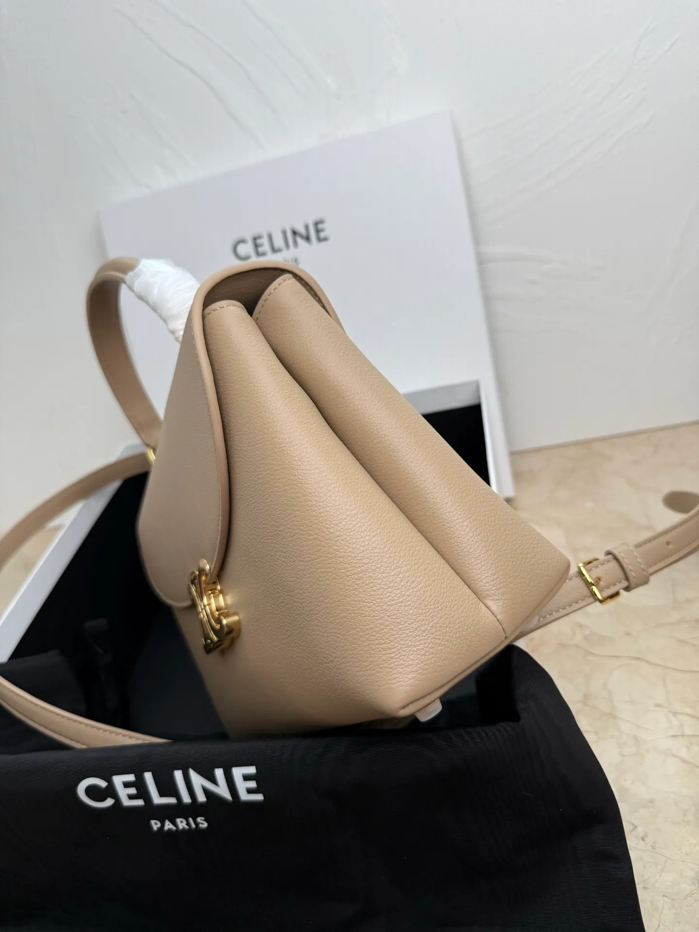 p1760 New product launched 🅰️🅰️CE Arc de Triomphe kelly handbag 👜 New Arc de Triomphe storage bag full of high-end feel! The simple and exquisite silhouette presents a capable style and pure aesthetics. Whether it is calm black, low-key brown or soft pink, it exudes an unparalleled sense of luxury❤️ The lines of kelly's classic shape are simple and elegant, without unnecessary decoration, showing the aesthetic charm🫶🏻 Style number: 188836 Color: apricot Size: 25.5x18.5x10