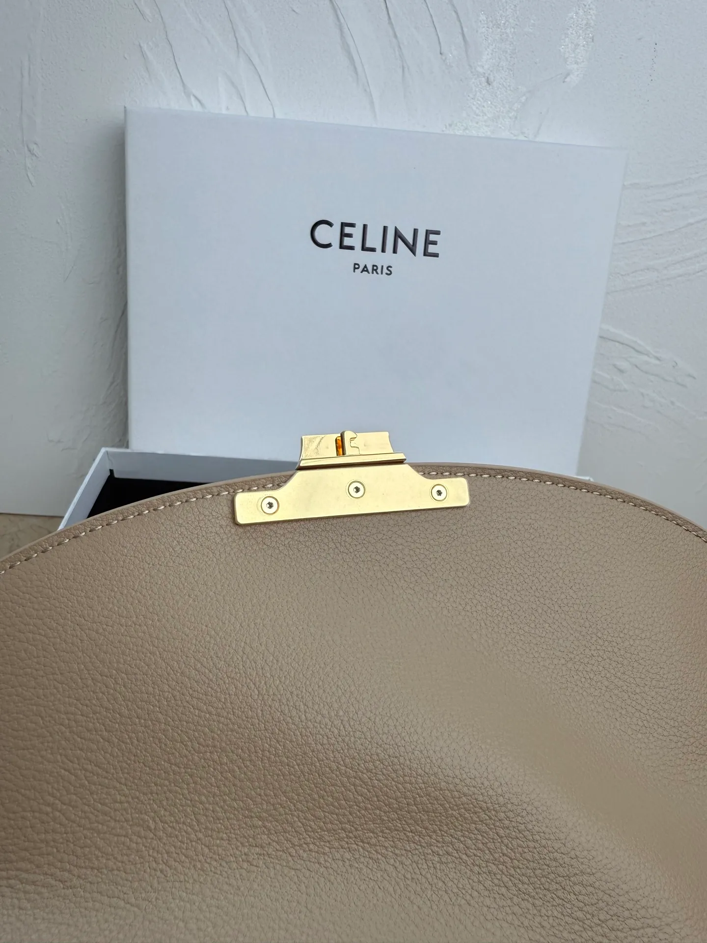 p1760 New product launched 🅰️🅰️CE Arc de Triomphe kelly handbag 👜 New Arc de Triomphe storage bag full of high-end feel! The simple and exquisite silhouette presents a capable style and pure aesthetics. Whether it is calm black, low-key brown or soft pink, it exudes an unparalleled sense of luxury❤️ The lines of kelly's classic shape are simple and elegant, without unnecessary decoration, showing the aesthetic charm🫶🏻 Style number: 188836 Color: apricot Size: 25.5x18.5x10