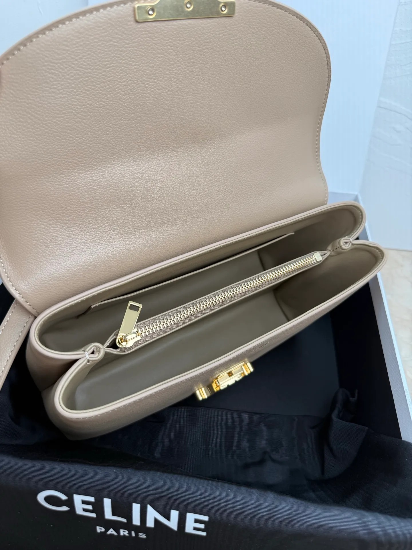 p1760 New product launched 🅰️🅰️CE Arc de Triomphe kelly handbag 👜 New Arc de Triomphe storage bag full of high-end feel! The simple and exquisite silhouette presents a capable style and pure aesthetics. Whether it is calm black, low-key brown or soft pink, it exudes an unparalleled sense of luxury❤️ The lines of kelly's classic shape are simple and elegant, without unnecessary decoration, showing the aesthetic charm🫶🏻 Style number: 188836 Color: apricot Size: 25.5x18.5x10