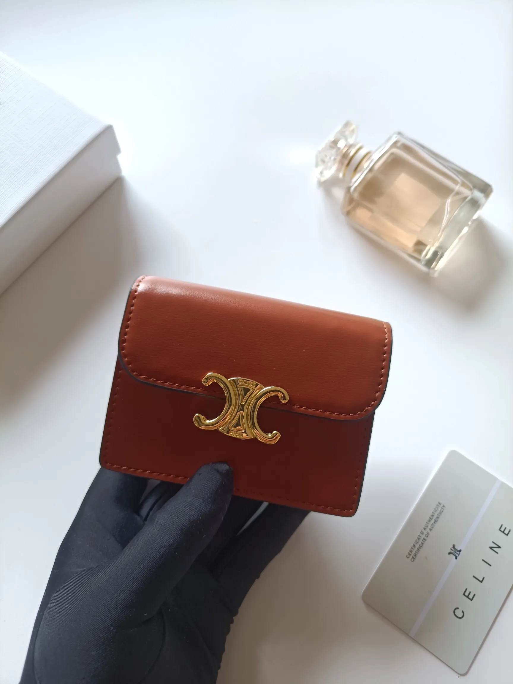 💰150 Celine's new card holder, TRIOMPHE business card holder, classic pattern large surface with plain microfiber interior, gold finish TRIOMPHE metal snap closure, 1 thickened main compartment, 3 inner card slots. No.: 10N063 Size: 10.5x8.5x3 cm