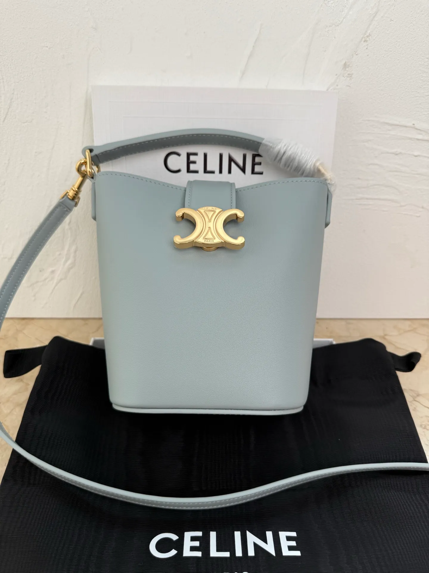 p1400 mini handbag, this model can hold larger smartphone models such as PLUS 5 X 6 X 4 inches (13.5 1 detachable and adjustable shoulder strap, minimum length 17 inches (44 cm), maximum length 23 inches (59 cm) Number: 10N473GHJ.38NO