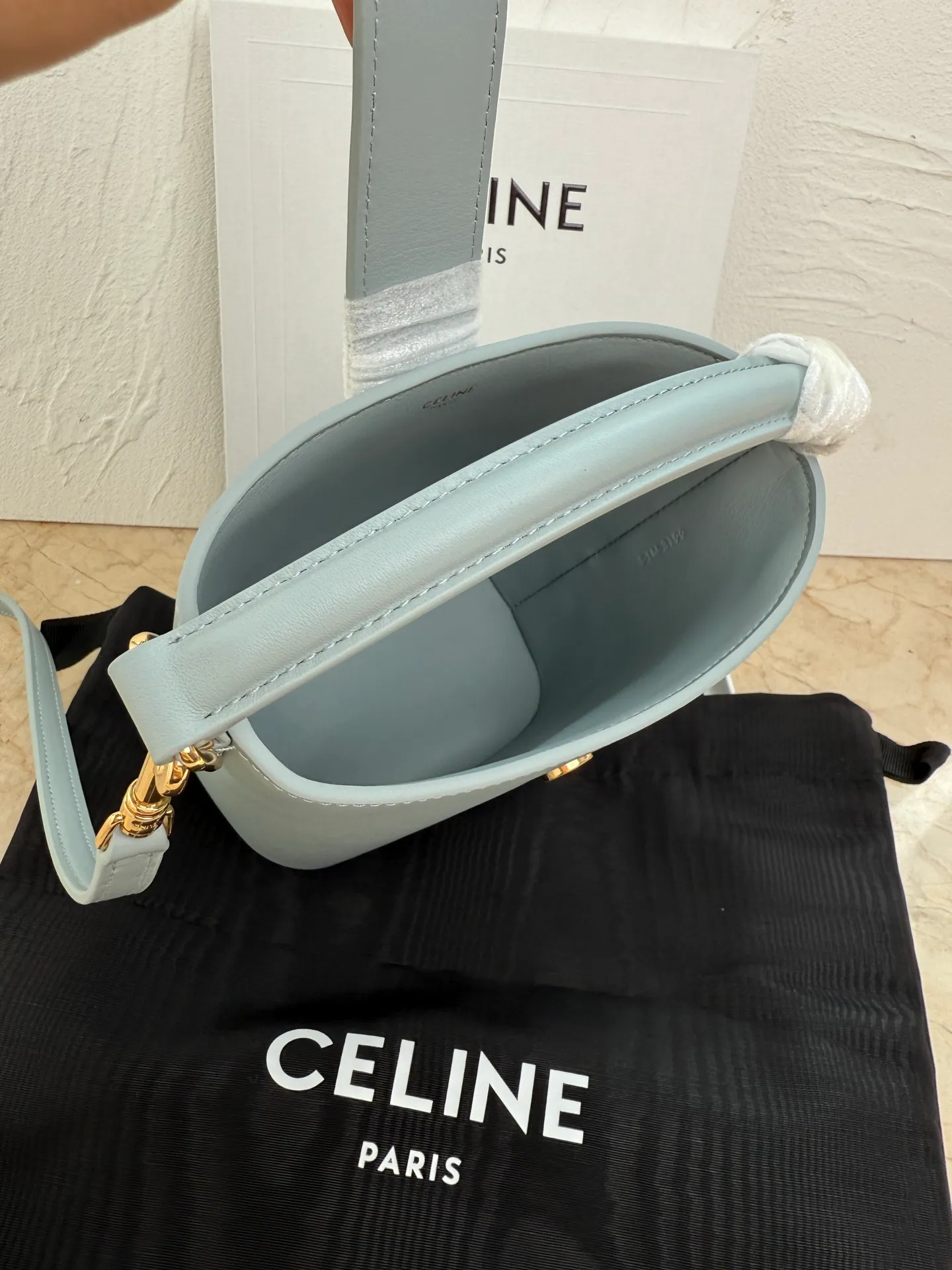 p1400 mini handbag, this model can hold larger smartphone models such as PLUS 5 X 6 X 4 inches (13.5 1 detachable and adjustable shoulder strap, minimum length 17 inches (44 cm), maximum length 23 inches (59 cm) Number: 10N473GHJ.38NO