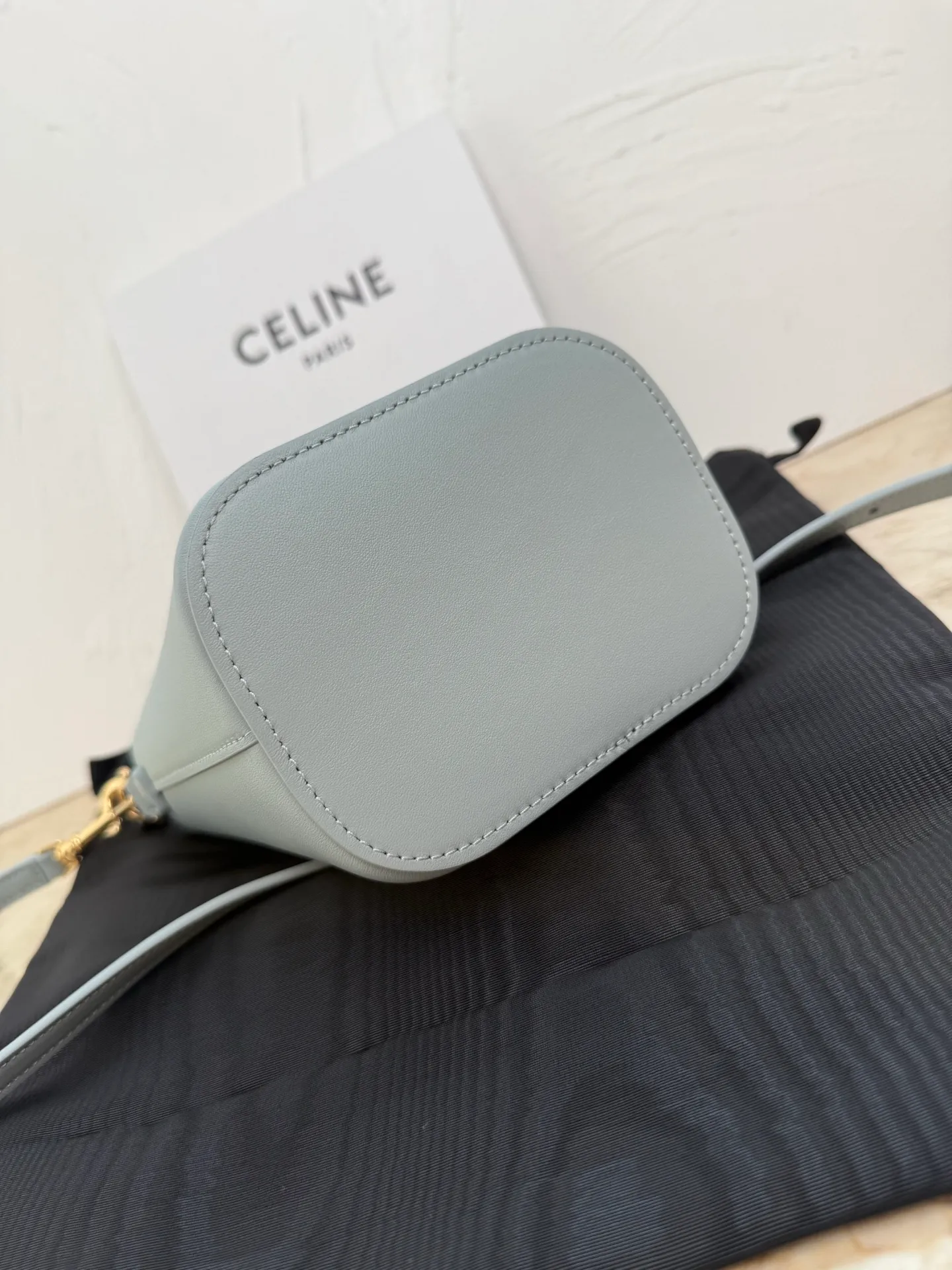 p1400 mini handbag, this model can hold larger smartphone models such as PLUS 5 X 6 X 4 inches (13.5 1 detachable and adjustable shoulder strap, minimum length 17 inches (44 cm), maximum length 23 inches (59 cm) Number: 10N473GHJ.38NO