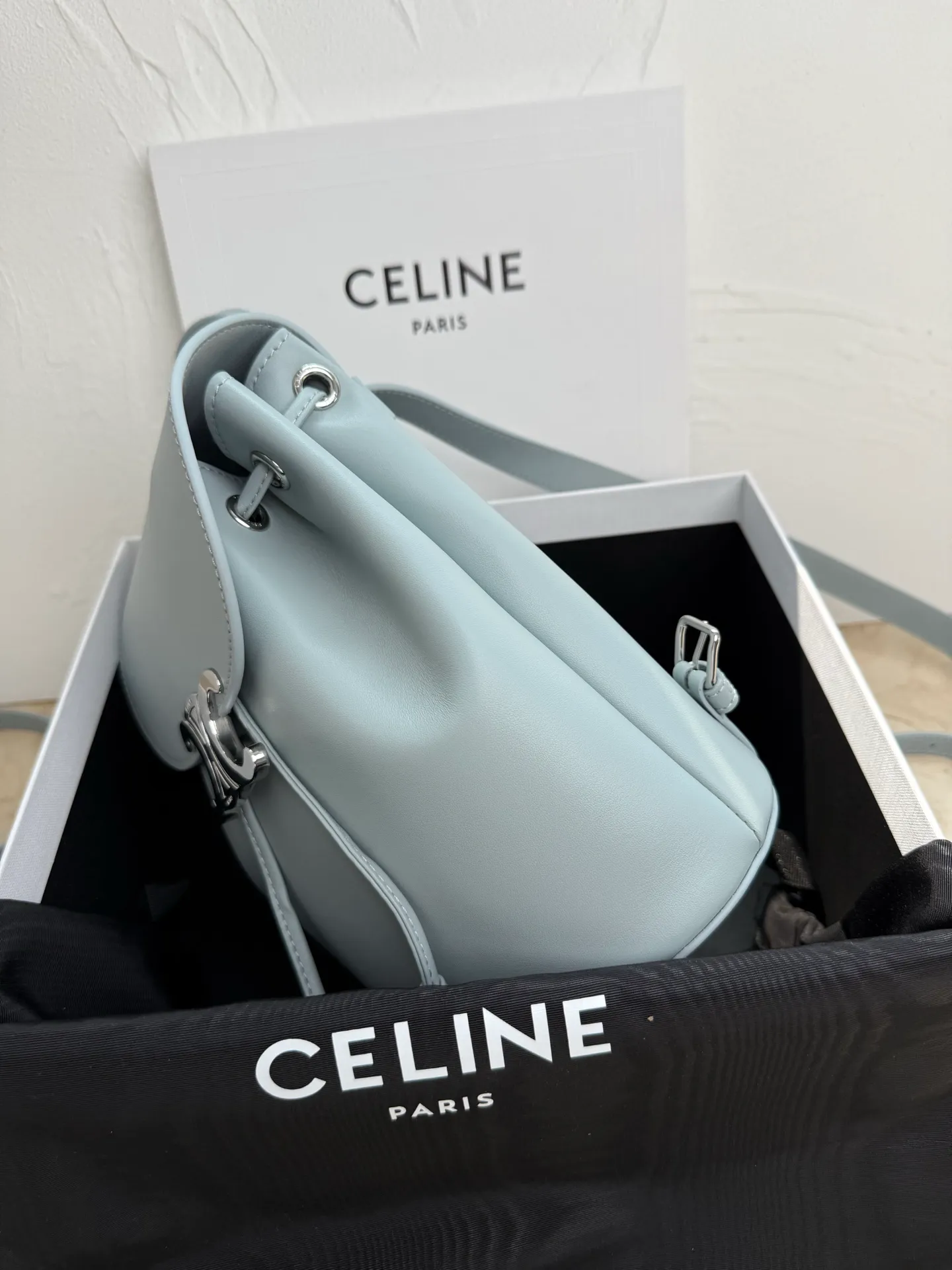 p1700🆕🆕🆕New model shipped, CELINE BONNIE smooth cow leather backpack, sheepskin lining, portable, backpack and single shoulder, TRIOMPHE magnetic buckle, drawstring leather strap, leather handle, length 8cm Adjustable shoulder strap, minimum length 34cm, maximum length 45cm, size: 25x18x13 No.: 118703