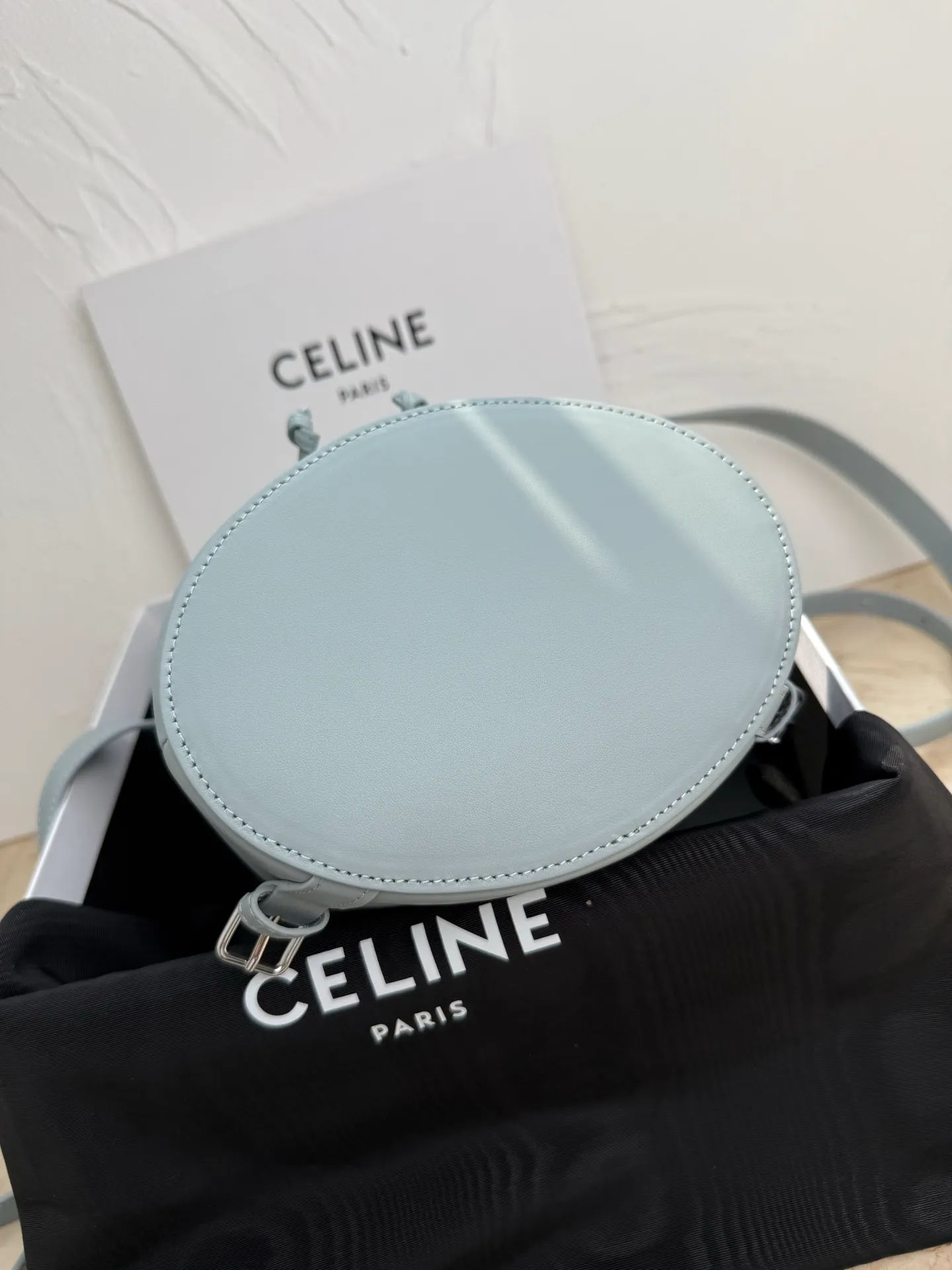 p1700🆕🆕🆕New model shipped, CELINE BONNIE smooth cow leather backpack, sheepskin lining, portable, backpack and single shoulder, TRIOMPHE magnetic buckle, drawstring leather strap, leather handle, length 8cm Adjustable shoulder strap, minimum length 34cm, maximum length 45cm, size: 25x18x13 No.: 118703